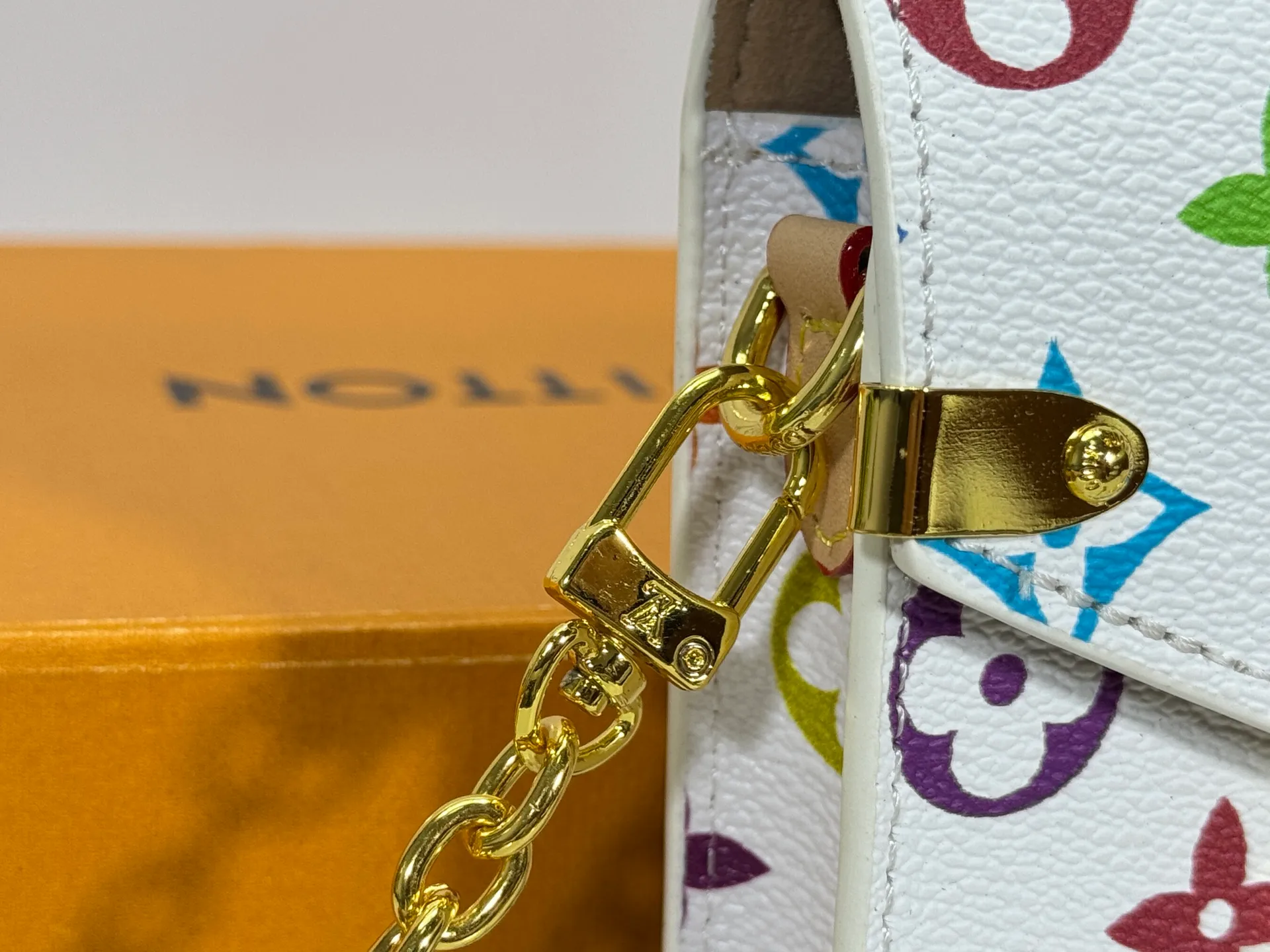 P220 Upgraded original M13572 This Métis mobile phone bag draws inspiration from Louis Vuitton's classic luggage, and is made of a whole piece of Monogram canvas to create an exquisite structure. The S-lock clasp and metal corners speak of the brand's long tradition of boxmaking. Attach the removable chain to instantly be hands-free. Dimensions: 10.4 x 17.5 x 4.0 cm (length x height x width)
