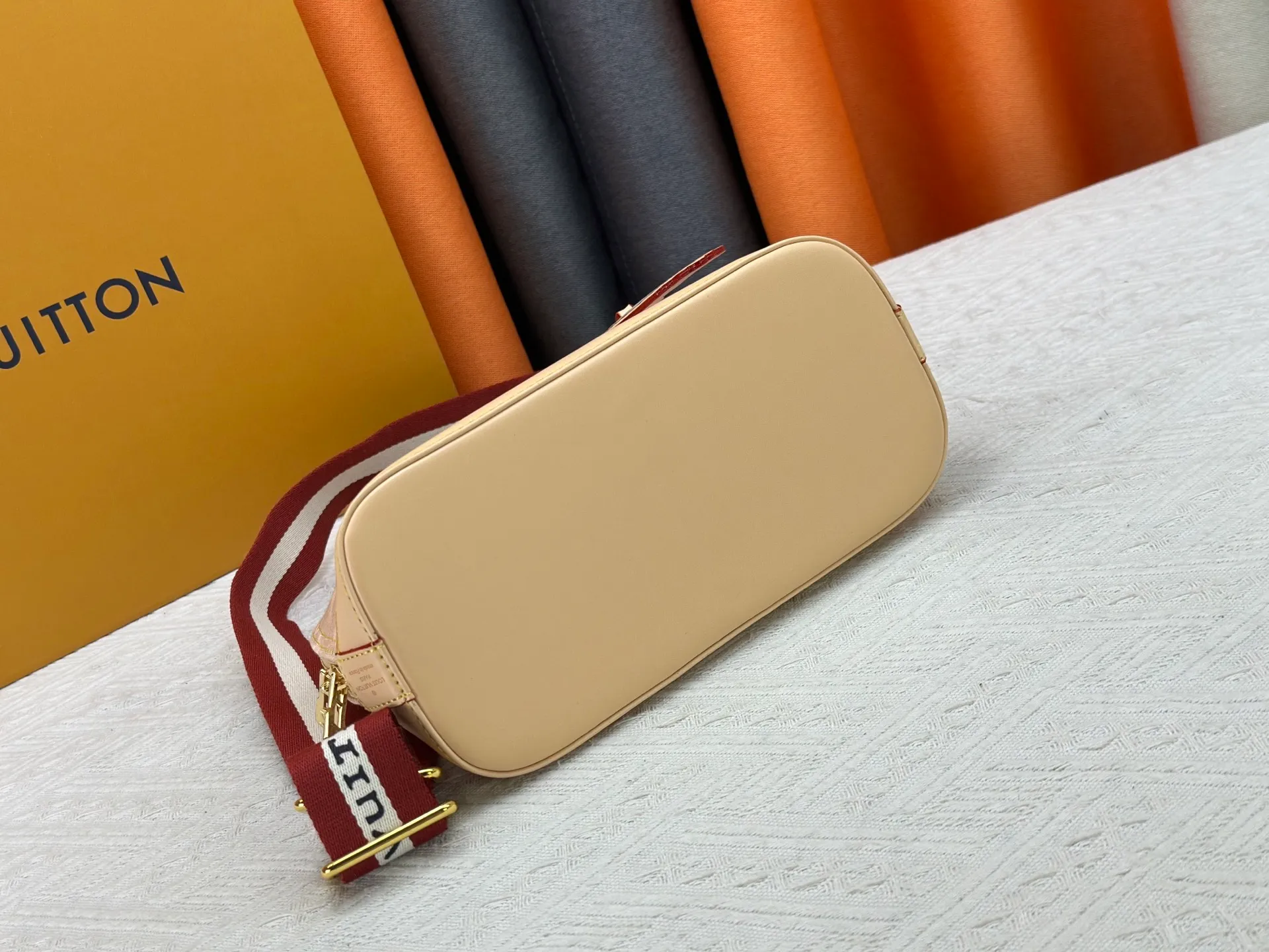 P320 Alma BB handbag M99021 M82348 A creative work of Louis Vuitton's Catogram series, the Alma BB handbag is made of light beige denim and is engraved with the brand's iconic Monogram pattern, showing a retro style. Paired with beige leather trim and gold hardware, the classic shell bag shape incorporates cute cat charms, injecting vitality into the overall look. Equipped with a detachable shoulder strap, it can be carried by hand or cross-body to meet a variety of dressing needs. From daily outings to casual luxury socializing, it combines retro texture and cute design to become an eye-catching item that shows personality and taste. It is a fashionable choice for those who love cute style and classic design. Size: 23.5x17x11cm