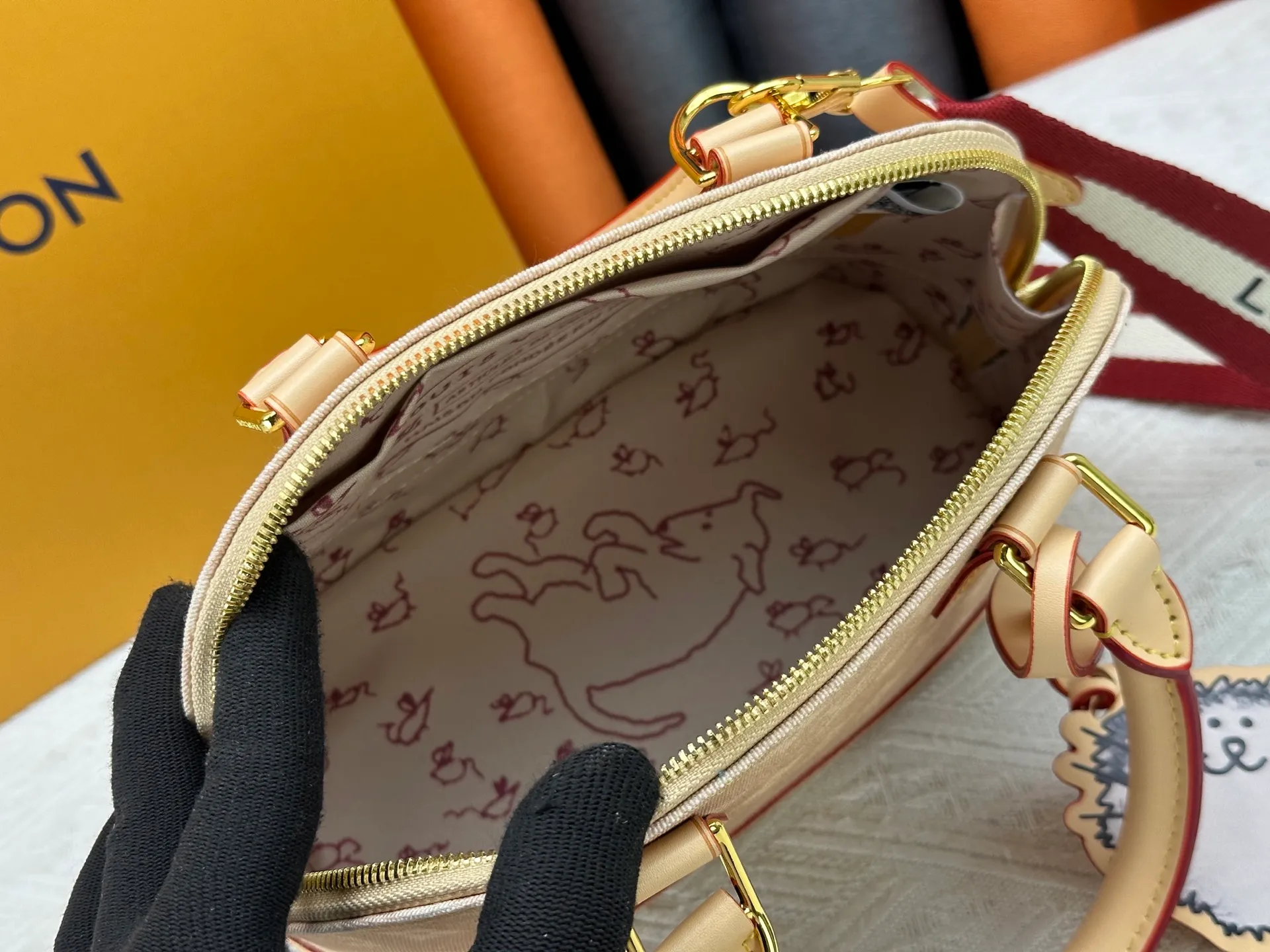 P320 Alma BB handbag M99021 M82348 A creative work of Louis Vuitton's Catogram series, the Alma BB handbag is made of light beige denim and is engraved with the brand's iconic Monogram pattern, showing a retro style. Paired with beige leather trim and gold hardware, the classic shell bag shape incorporates cute cat charms, injecting vitality into the overall look. Equipped with a detachable shoulder strap, it can be carried by hand or cross-body to meet a variety of dressing needs. From daily outings to casual luxury socializing, it combines retro texture and cute design to become an eye-catching item that shows personality and taste. It is a fashionable choice for those who love cute style and classic design. Size: 23.5x17x11cm