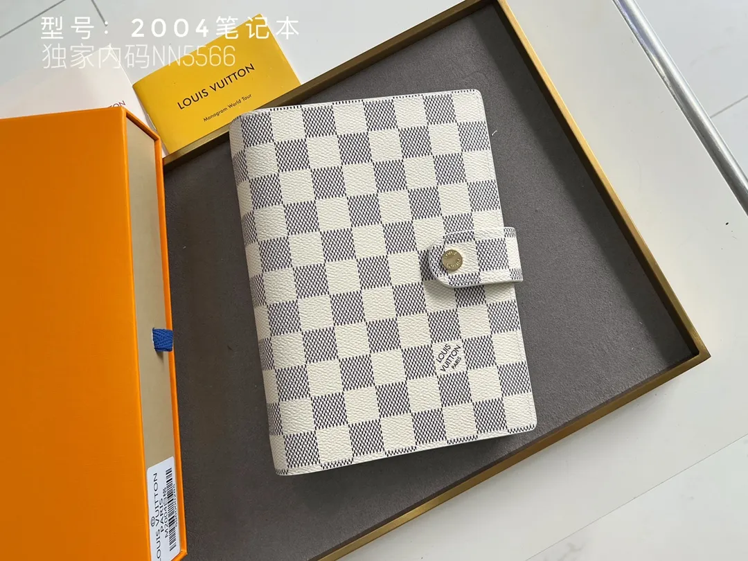 💰140 Top Original 💎 Latest Date 📅 Notepad This small notepad cover is made of Monogram canvas and can hold three credit cards. It can also be used as an address book, notebook or calendar. Epi leather is delicately embossed with LV initials and is lined with intertwined textured leather - Push-button closure - Six-ring binder with three rings in a set, six credit card slots and two internal compartments - Notepad insert available separately. Model: 2004 Size: 14x18cm