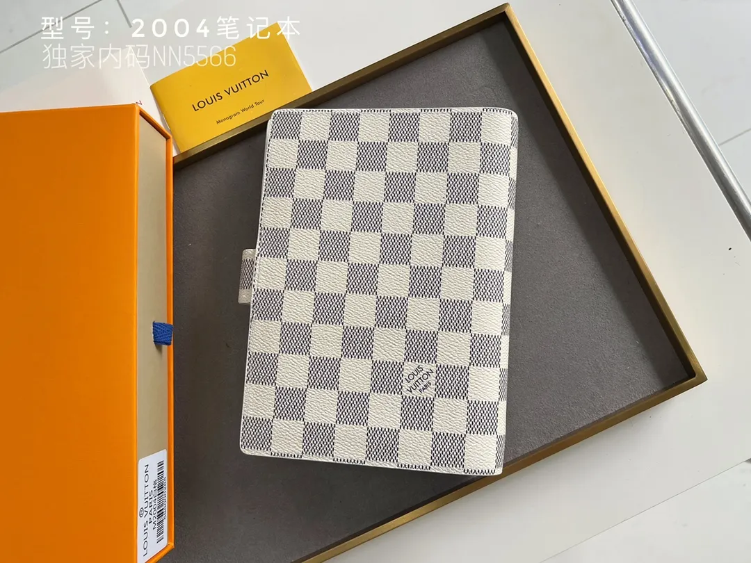 💰140 Top Original 💎 Latest Date 📅 Notepad This small notepad cover is made of Monogram canvas and can hold three credit cards. It can also be used as an address book, notebook or calendar. Epi leather is delicately embossed with LV initials and is lined with intertwined textured leather - Push-button closure - Six-ring binder with three rings in a set, six credit card slots and two internal compartments - Notepad insert available separately. Model: 2004 Size: 14x18cm