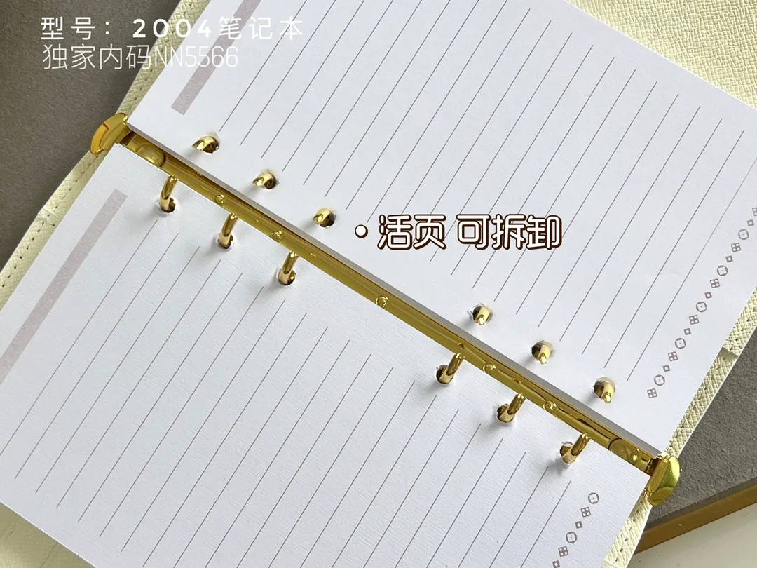 💰140 Top Original 💎 Latest Date 📅 Notepad This small notepad cover is made of Monogram canvas and can hold three credit cards. It can also be used as an address book, notebook or calendar. Epi leather is delicately embossed with LV initials and is lined with intertwined textured leather - Push-button closure - Six-ring binder with three rings in a set, six credit card slots and two internal compartments - Notepad insert available separately. Model: 2004 Size: 14x18cm