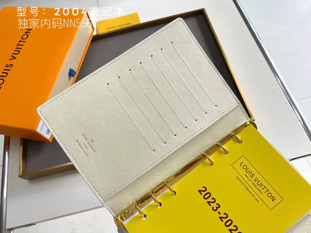 💰140 Top Original 💎 Latest Date 📅 Notepad This small notepad cover is made of Monogram canvas and can hold three credit cards. It can also be used as an address book, notebook or calendar. Epi leather is delicately embossed with LV initials and is lined with intertwined textured leather - Push-button closure - Six-ring binder with three rings in a set, six credit card slots and two internal compartments - Notepad insert available separately. Model: 2004 Size: 14x18cm