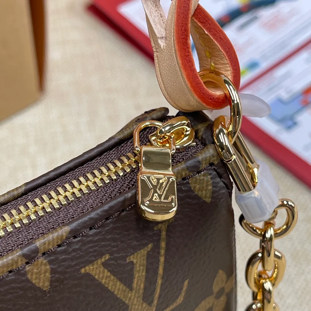 [Upgraded version] P420💰Upgraded version💕New version of Mahjong bag 40712 series comes with a complete set of packaging. Size 23.5 x 13.5 x 4 cm, one bag for multiple uses💃💄ps: A new chain is added, which makes it look less monotonous. The shoulder strap and chain can be connected together and can be worn cross-body, and they can be separated into armpit bags😜
