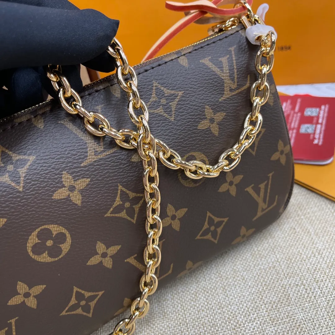 [Upgraded version] P420💰Upgraded version💕New version of Mahjong bag 40712 series comes with a complete set of packaging. Size 23.5 x 13.5 x 4 cm, one bag for multiple uses💃💄ps: A new chain is added, which makes it look less monotonous. The shoulder strap and chain can be connected together and can be worn cross-body, and they can be separated into armpit bags😜