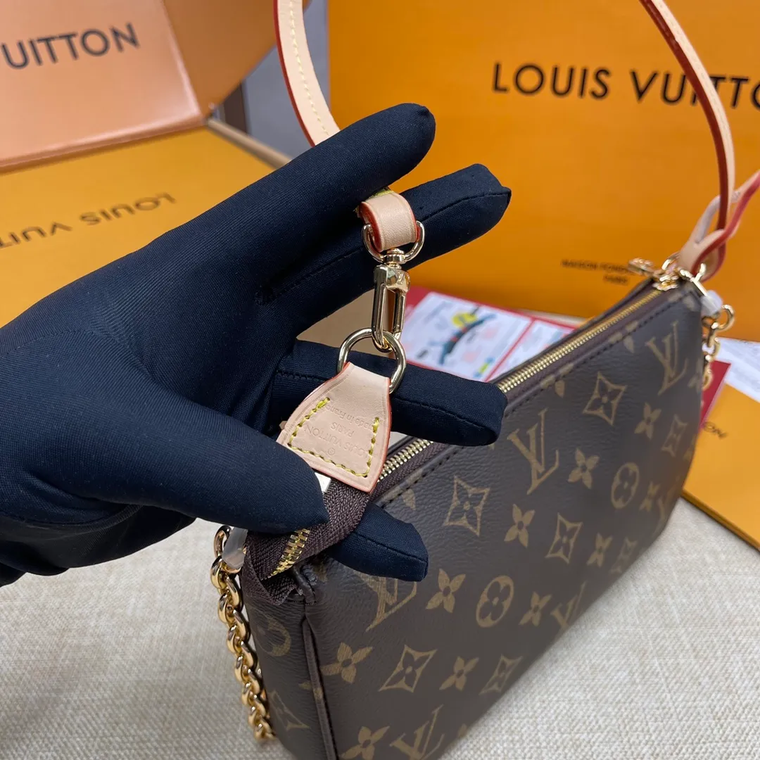 [Upgraded version] P420💰Upgraded version💕New version of Mahjong bag 40712 series comes with a complete set of packaging. Size 23.5 x 13.5 x 4 cm, one bag for multiple uses💃💄ps: A new chain is added, which makes it look less monotonous. The shoulder strap and chain can be connected together and can be worn cross-body, and they can be separated into armpit bags😜