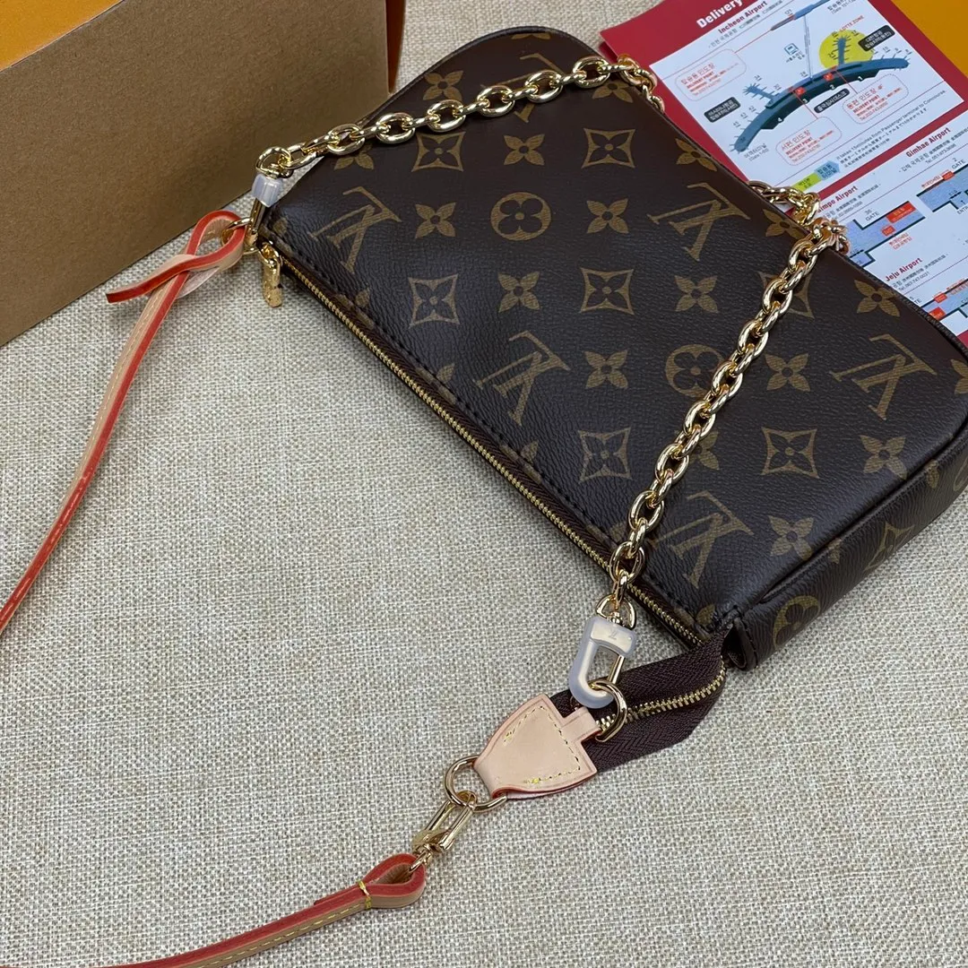 [Upgraded version] P420💰Upgraded version💕New version of Mahjong bag 40712 series comes with a complete set of packaging. Size 23.5 x 13.5 x 4 cm, one bag for multiple uses💃💄ps: A new chain is added, which makes it look less monotonous. The shoulder strap and chain can be connected together and can be worn cross-body, and they can be separated into armpit bags😜