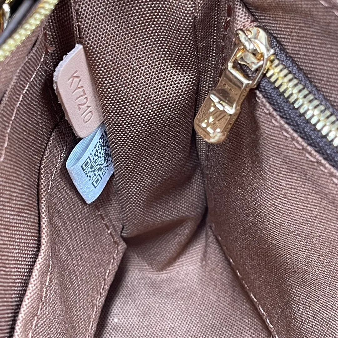 [Upgraded version] P420💰Upgraded version💕New version of Mahjong bag 40712 series comes with a complete set of packaging. Size 23.5 x 13.5 x 4 cm, one bag for multiple uses💃💄ps: A new chain is added, which makes it look less monotonous. The shoulder strap and chain can be connected together and can be worn cross-body, and they can be separated into armpit bags😜