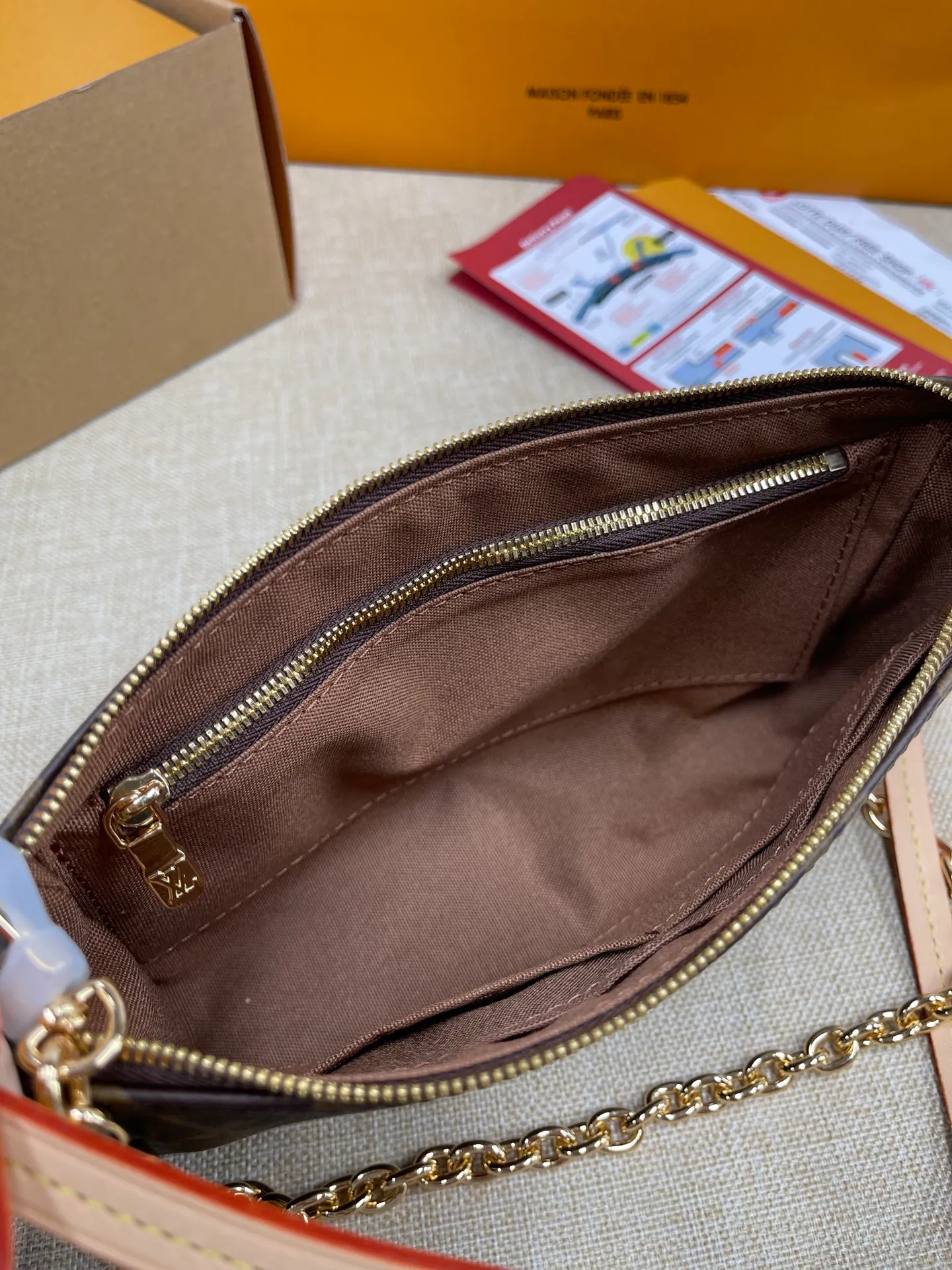 [Upgraded version] P420💰Upgraded version💕New version of Mahjong bag 40712 series comes with a complete set of packaging. Size 23.5 x 13.5 x 4 cm, one bag for multiple uses💃💄ps: A new chain is added, which makes it look less monotonous. The shoulder strap and chain can be connected together and can be worn cross-body, and they can be separated into armpit bags😜