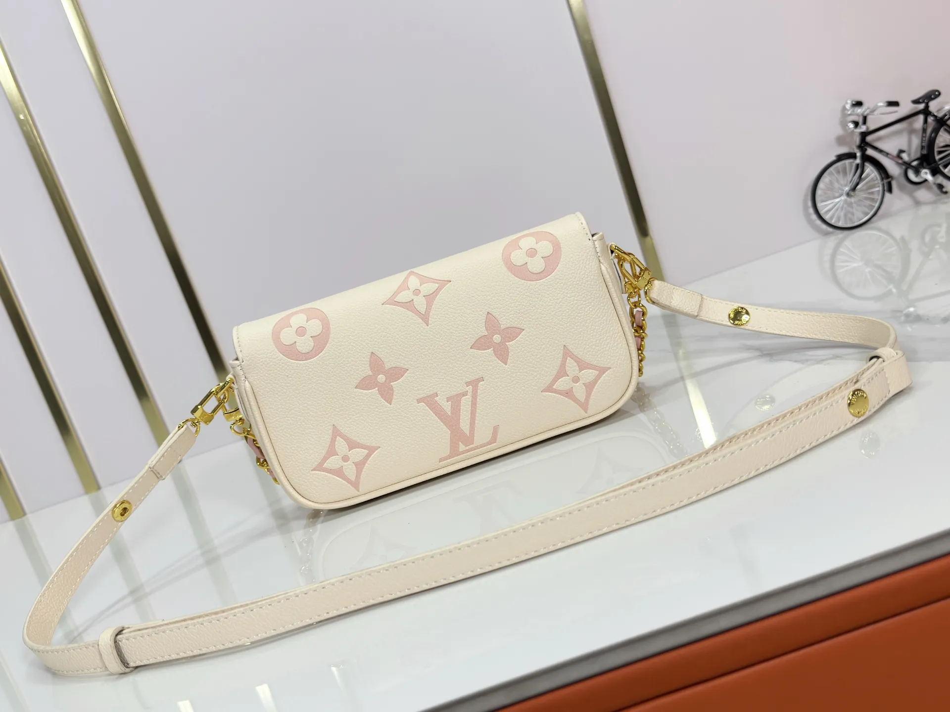 P180 Upgraded original M82211 M82210 M14225 M81911 This Wallet on Chain Ivy handbag is embossed with a large Monogram pattern on the surface of Monogram Empreinte grain leather, making it a trendy choice for daily travel and evening occasions. Cleverly using a short chain and a detachable and adjustable leather shoulder strap, it can be worn handheld, on the shoulder, or as a crossbody. Dimensions: 23.5 x 12.0 x 4.3 cm (length x height x width)