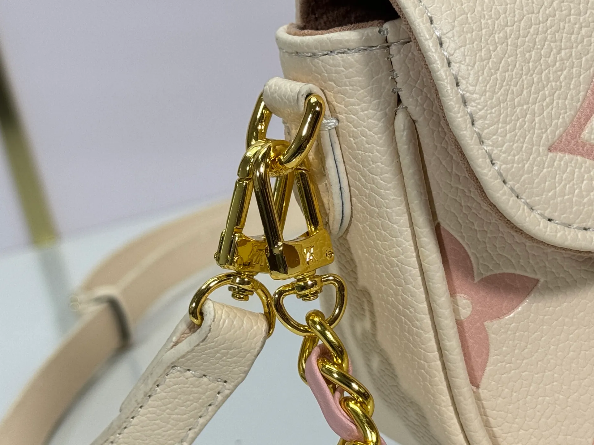 P180 Upgraded original M82211 M82210 M14225 M81911 This Wallet on Chain Ivy handbag is embossed with a large Monogram pattern on the surface of Monogram Empreinte grain leather, making it a trendy choice for daily travel and evening occasions. Cleverly using a short chain and a detachable and adjustable leather shoulder strap, it can be worn handheld, on the shoulder, or as a crossbody. Dimensions: 23.5 x 12.0 x 4.3 cm (length x height x width)