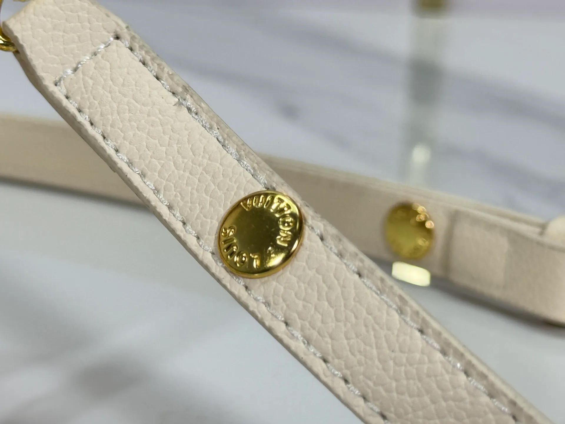P180 Upgraded original M82211 M82210 M14225 M81911 This Wallet on Chain Ivy handbag is embossed with a large Monogram pattern on the surface of Monogram Empreinte grain leather, making it a trendy choice for daily travel and evening occasions. Cleverly using a short chain and a detachable and adjustable leather shoulder strap, it can be worn handheld, on the shoulder, or as a crossbody. Dimensions: 23.5 x 12.0 x 4.3 cm (length x height x width)