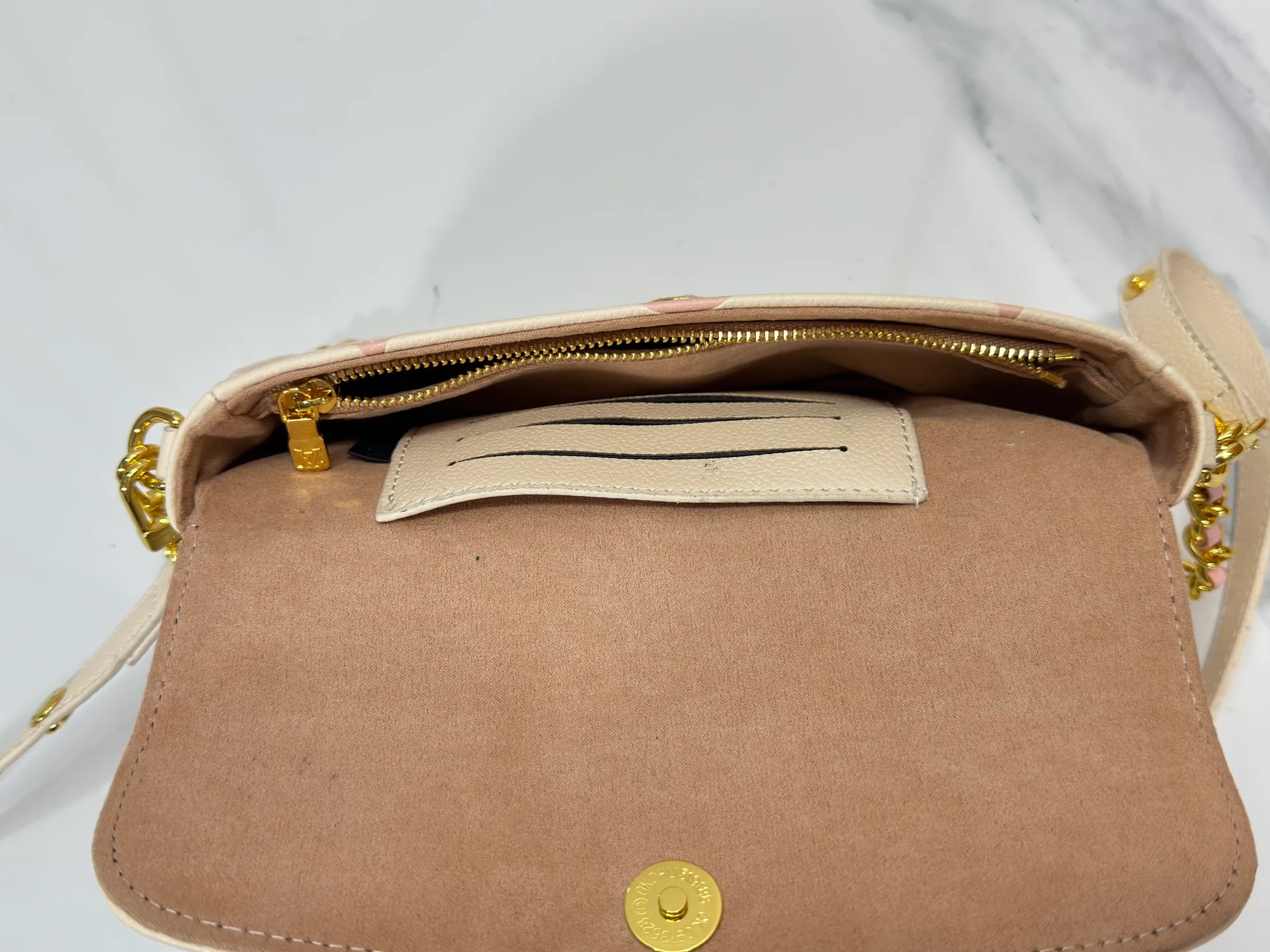 P180 Upgraded original M82211 M82210 M14225 M81911 This Wallet on Chain Ivy handbag is embossed with a large Monogram pattern on the surface of Monogram Empreinte grain leather, making it a trendy choice for daily travel and evening occasions. Cleverly using a short chain and a detachable and adjustable leather shoulder strap, it can be worn handheld, on the shoulder, or as a crossbody. Dimensions: 23.5 x 12.0 x 4.3 cm (length x height x width)