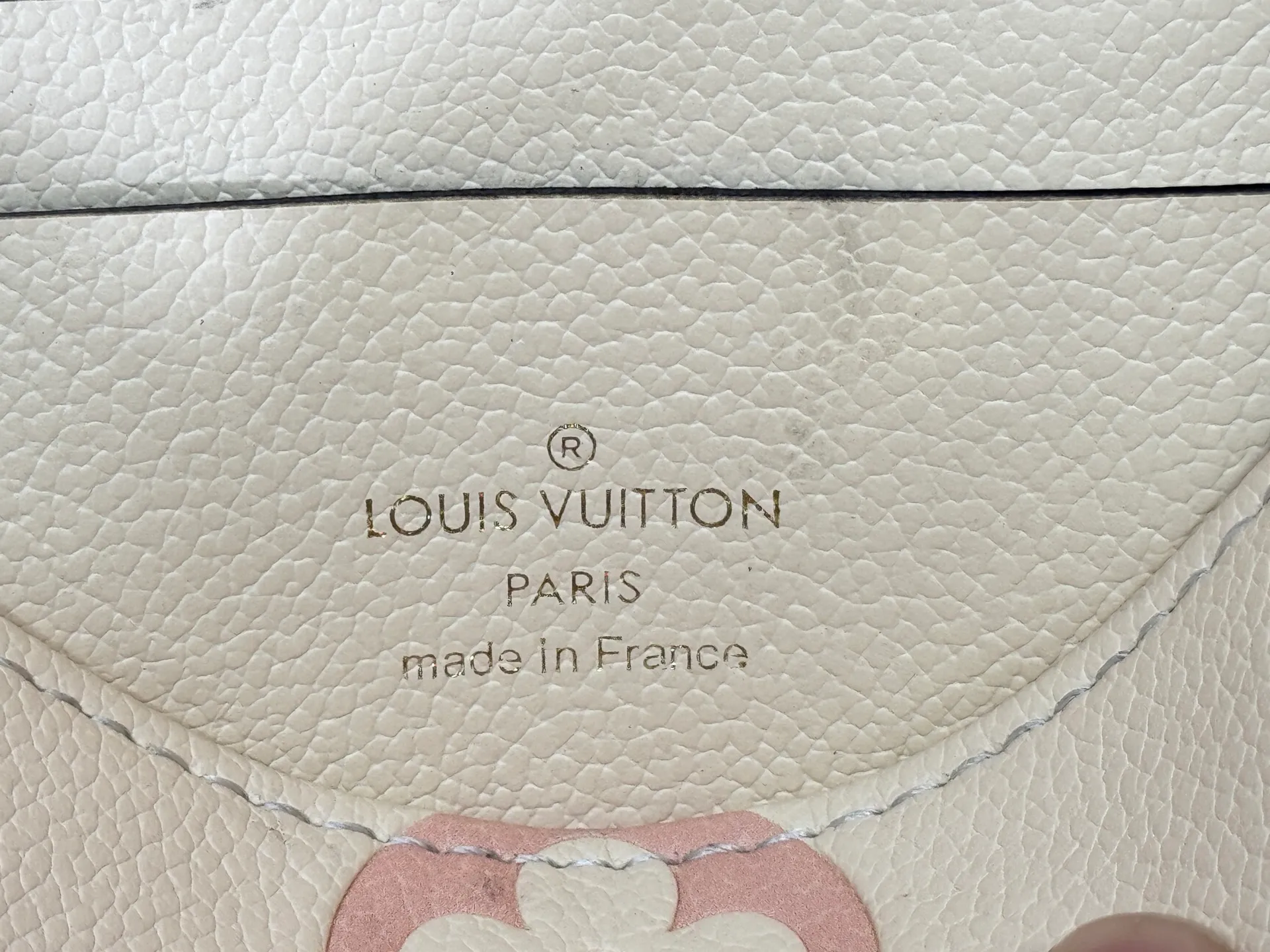 P180 Upgraded original M82211 M82210 M14225 M81911 This Wallet on Chain Ivy handbag is embossed with a large Monogram pattern on the surface of Monogram Empreinte grain leather, making it a trendy choice for daily travel and evening occasions. Cleverly using a short chain and a detachable and adjustable leather shoulder strap, it can be worn handheld, on the shoulder, or as a crossbody. Dimensions: 23.5 x 12.0 x 4.3 cm (length x height x width)