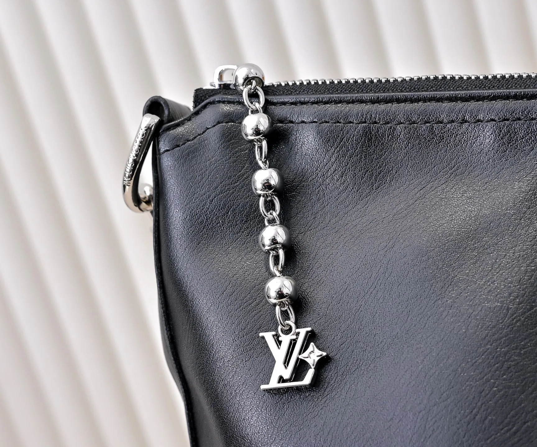 Batch 320💰LV METIS handbag M14018 M13986 Smart, intelligent and meticulously crafted, Métis made of Monogram canvas fulfills its promise with its own attitude. With its emphasis on lines and silhouettes, the Métis handbag combines the versatility required of a modern handbag with the elegance and charm of Louis Vuitton's heritage. Two detachable shoulder straps, can be used to carry, carry or carry on the shoulder. Size 48x36x12cm,