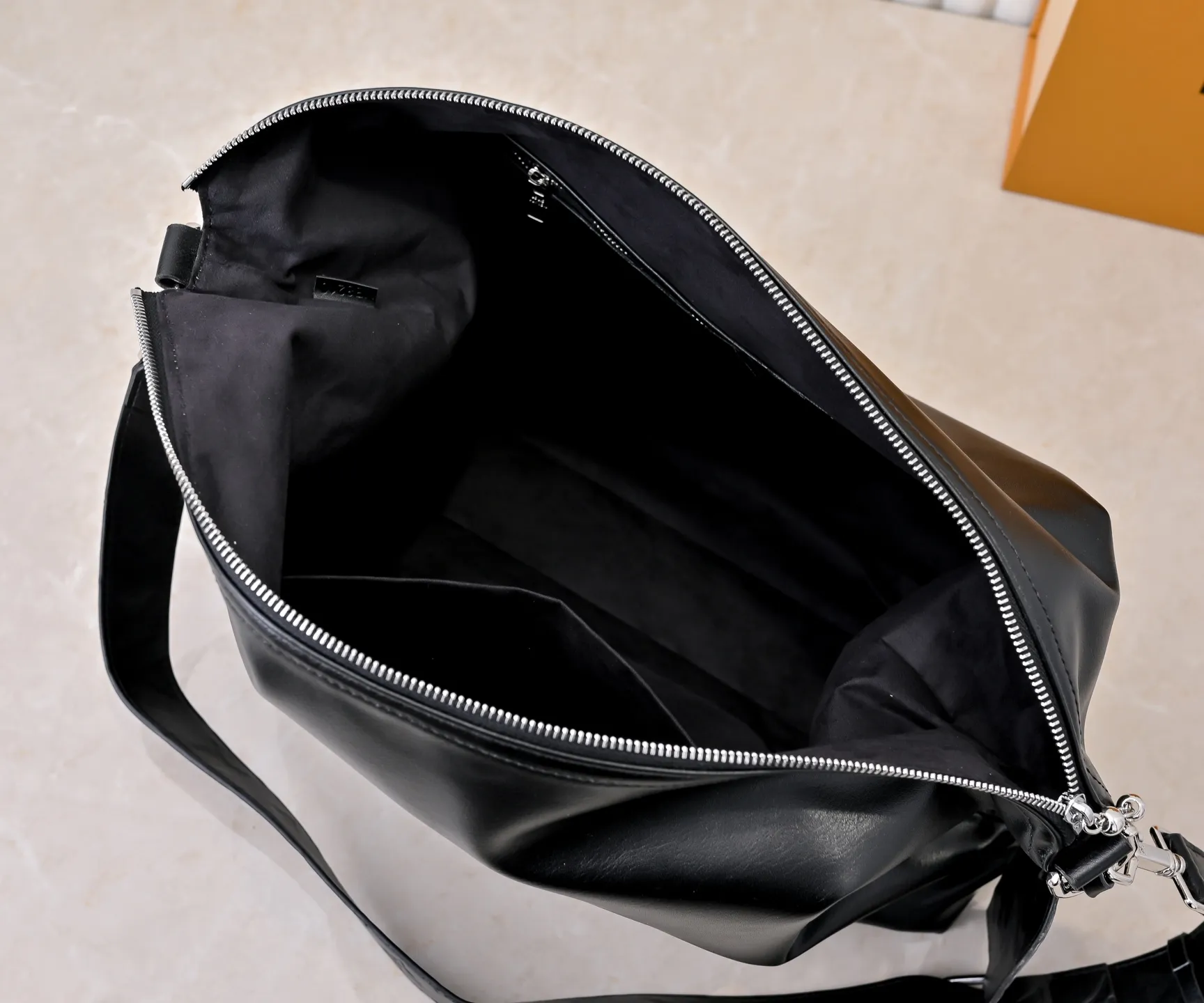 Batch 320💰LV METIS handbag M14018 M13986 Smart, intelligent and meticulously crafted, Métis made of Monogram canvas fulfills its promise with its own attitude. With its emphasis on lines and silhouettes, the Métis handbag combines the versatility required of a modern handbag with the elegance and charm of Louis Vuitton's heritage. Two detachable shoulder straps, can be used to carry, carry or carry on the shoulder. Size 48x36x12cm,