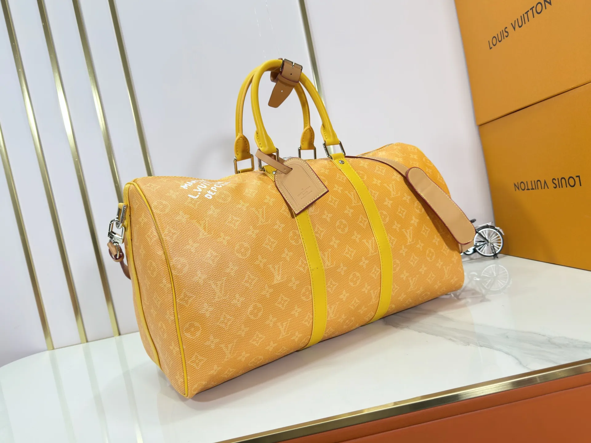 P340 Upgraded original M26864 M26865 M26866 This Keepall Bandoulière 50 travel bag is made of Monogram Heritage canvas dip-dyed in colorful colors, with cowhide trim, leather shoulder straps, removable leather nameplate and cotton lining. The Marque L.Vuitton Déposée logo pays homage to Louis Vuitton’s rich heritage.  29 x 23 x 50 cm (H x W x L) Monogram Heritage coated canvas Cow leather trim Textile lining Metal hardware Carry-on baggage dimensions Double zip closure Padlock Removable name tag Internal zip pocket Handles: Double handles