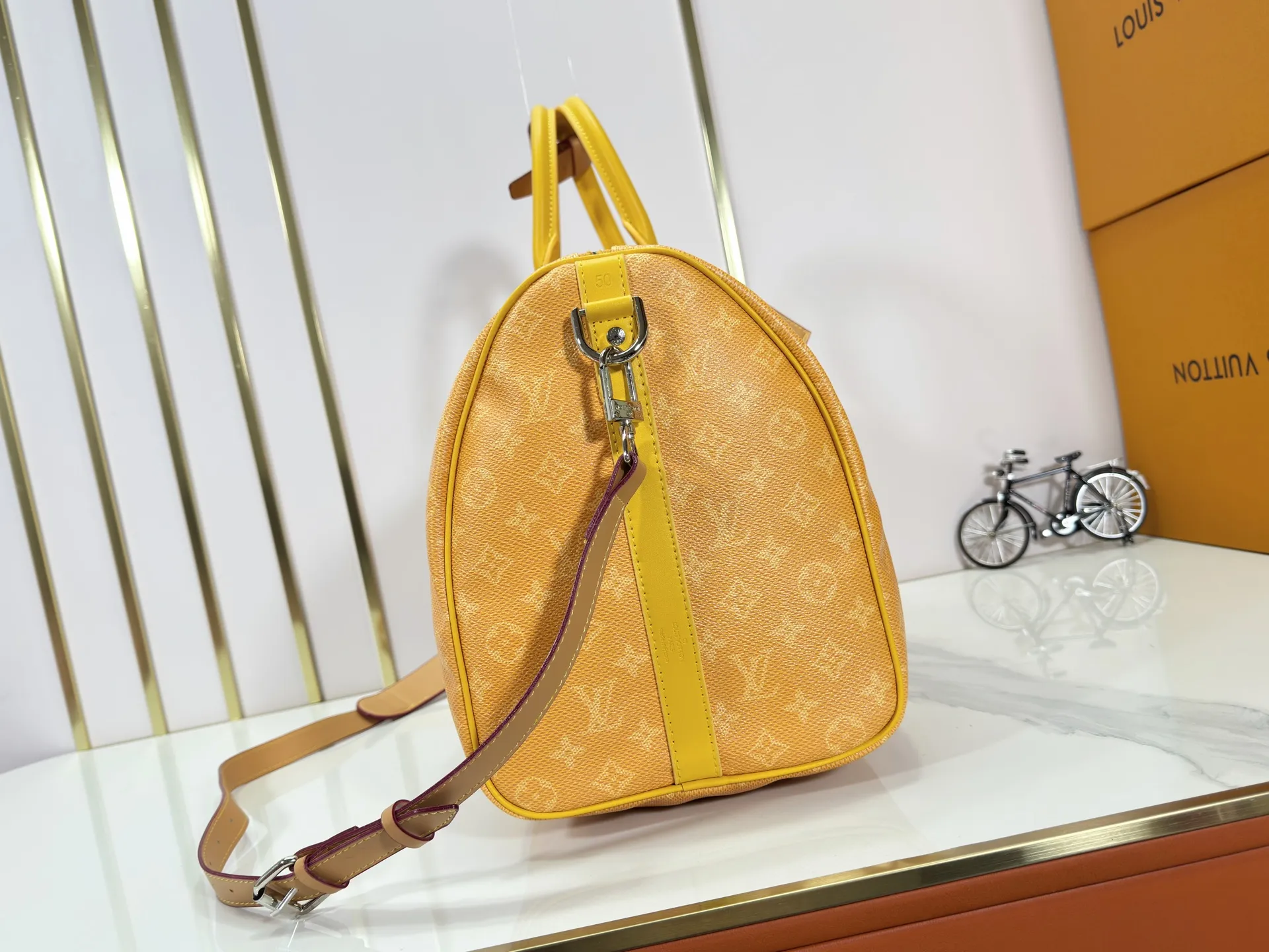 P340 Upgraded original M26864 M26865 M26866 This Keepall Bandoulière 50 travel bag is made of Monogram Heritage canvas dip-dyed in colorful colors, with cowhide trim, leather shoulder straps, removable leather nameplate and cotton lining. The Marque L.Vuitton Déposée logo pays homage to Louis Vuitton’s rich heritage.  29 x 23 x 50 cm (H x W x L) Monogram Heritage coated canvas Cow leather trim Textile lining Metal hardware Carry-on baggage dimensions Double zip closure Padlock Removable name tag Internal zip pocket Handles: Double handles