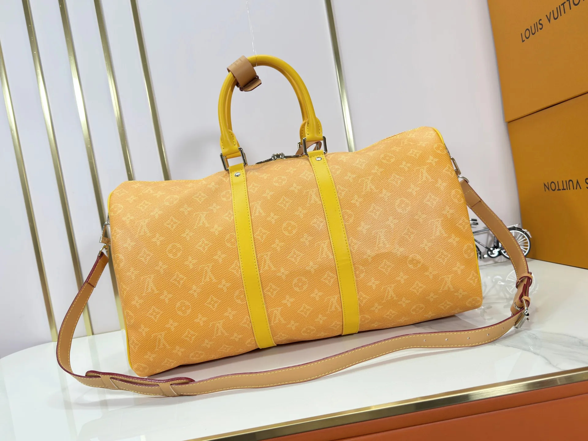 P340 Upgraded original M26864 M26865 M26866 This Keepall Bandoulière 50 travel bag is made of Monogram Heritage canvas dip-dyed in colorful colors, with cowhide trim, leather shoulder straps, removable leather nameplate and cotton lining. The Marque L.Vuitton Déposée logo pays homage to Louis Vuitton’s rich heritage.  29 x 23 x 50 cm (H x W x L) Monogram Heritage coated canvas Cow leather trim Textile lining Metal hardware Carry-on baggage dimensions Double zip closure Padlock Removable name tag Internal zip pocket Handles: Double handles