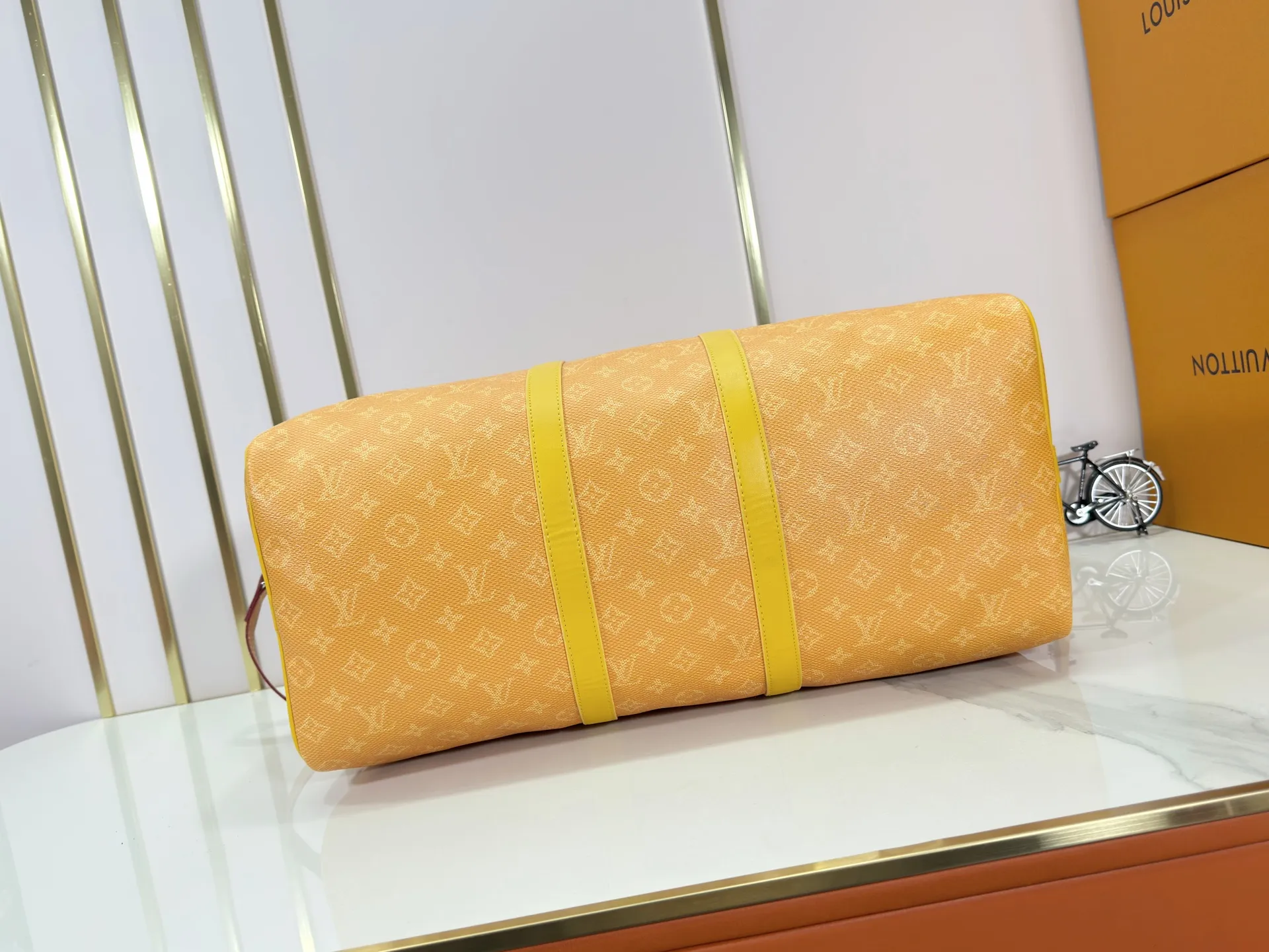 P340 Upgraded original M26864 M26865 M26866 This Keepall Bandoulière 50 travel bag is made of Monogram Heritage canvas dip-dyed in colorful colors, with cowhide trim, leather shoulder straps, removable leather nameplate and cotton lining. The Marque L.Vuitton Déposée logo pays homage to Louis Vuitton’s rich heritage.  29 x 23 x 50 cm (H x W x L) Monogram Heritage coated canvas Cow leather trim Textile lining Metal hardware Carry-on baggage dimensions Double zip closure Padlock Removable name tag Internal zip pocket Handles: Double handles