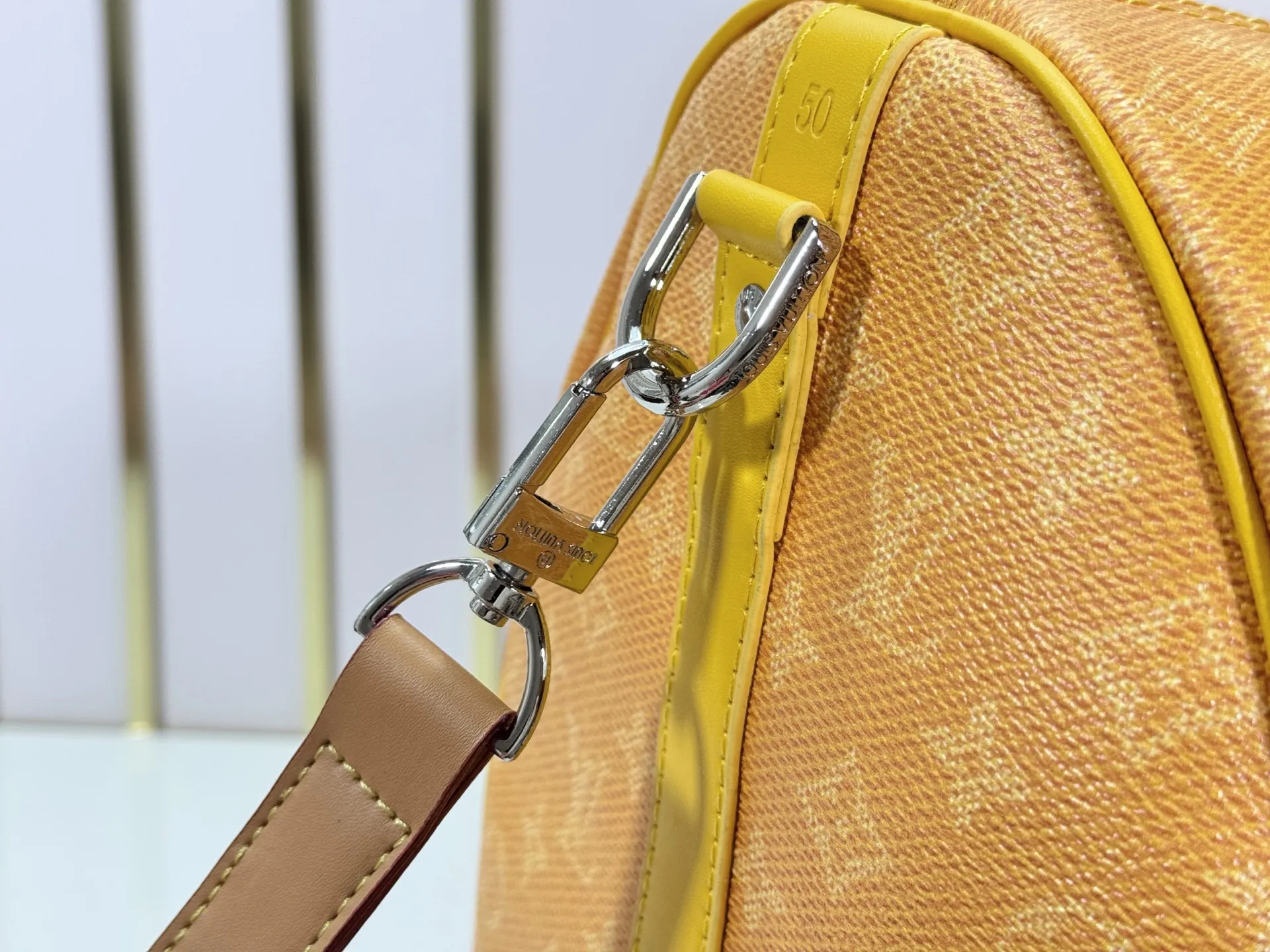 P340 Upgraded original M26864 M26865 M26866 This Keepall Bandoulière 50 travel bag is made of Monogram Heritage canvas dip-dyed in colorful colors, with cowhide trim, leather shoulder straps, removable leather nameplate and cotton lining. The Marque L.Vuitton Déposée logo pays homage to Louis Vuitton’s rich heritage.  29 x 23 x 50 cm (H x W x L) Monogram Heritage coated canvas Cow leather trim Textile lining Metal hardware Carry-on baggage dimensions Double zip closure Padlock Removable name tag Internal zip pocket Handles: Double handles