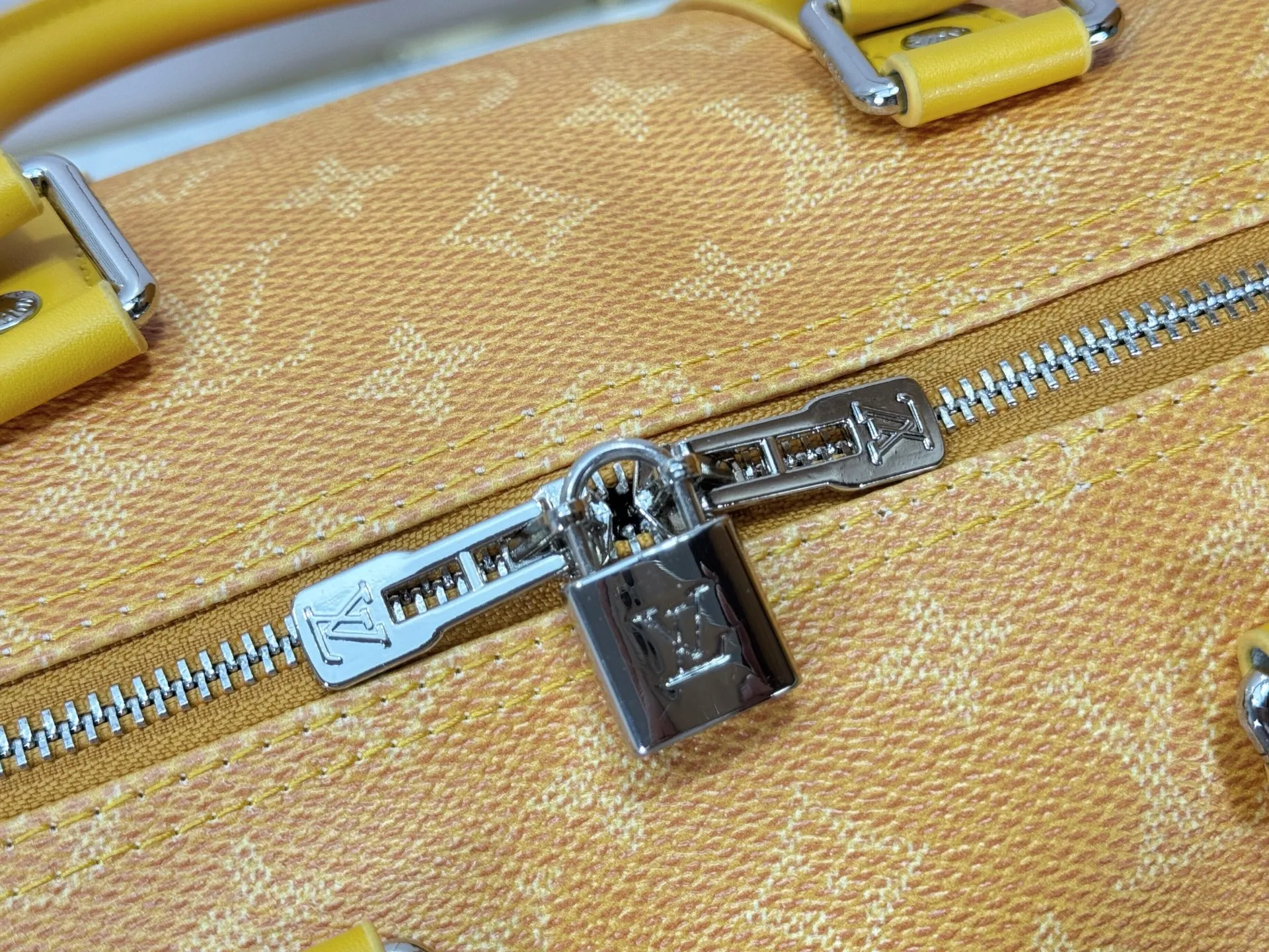 P340 Upgraded original M26864 M26865 M26866 This Keepall Bandoulière 50 travel bag is made of Monogram Heritage canvas dip-dyed in colorful colors, with cowhide trim, leather shoulder straps, removable leather nameplate and cotton lining. The Marque L.Vuitton Déposée logo pays homage to Louis Vuitton’s rich heritage.  29 x 23 x 50 cm (H x W x L) Monogram Heritage coated canvas Cow leather trim Textile lining Metal hardware Carry-on baggage dimensions Double zip closure Padlock Removable name tag Internal zip pocket Handles: Double handles