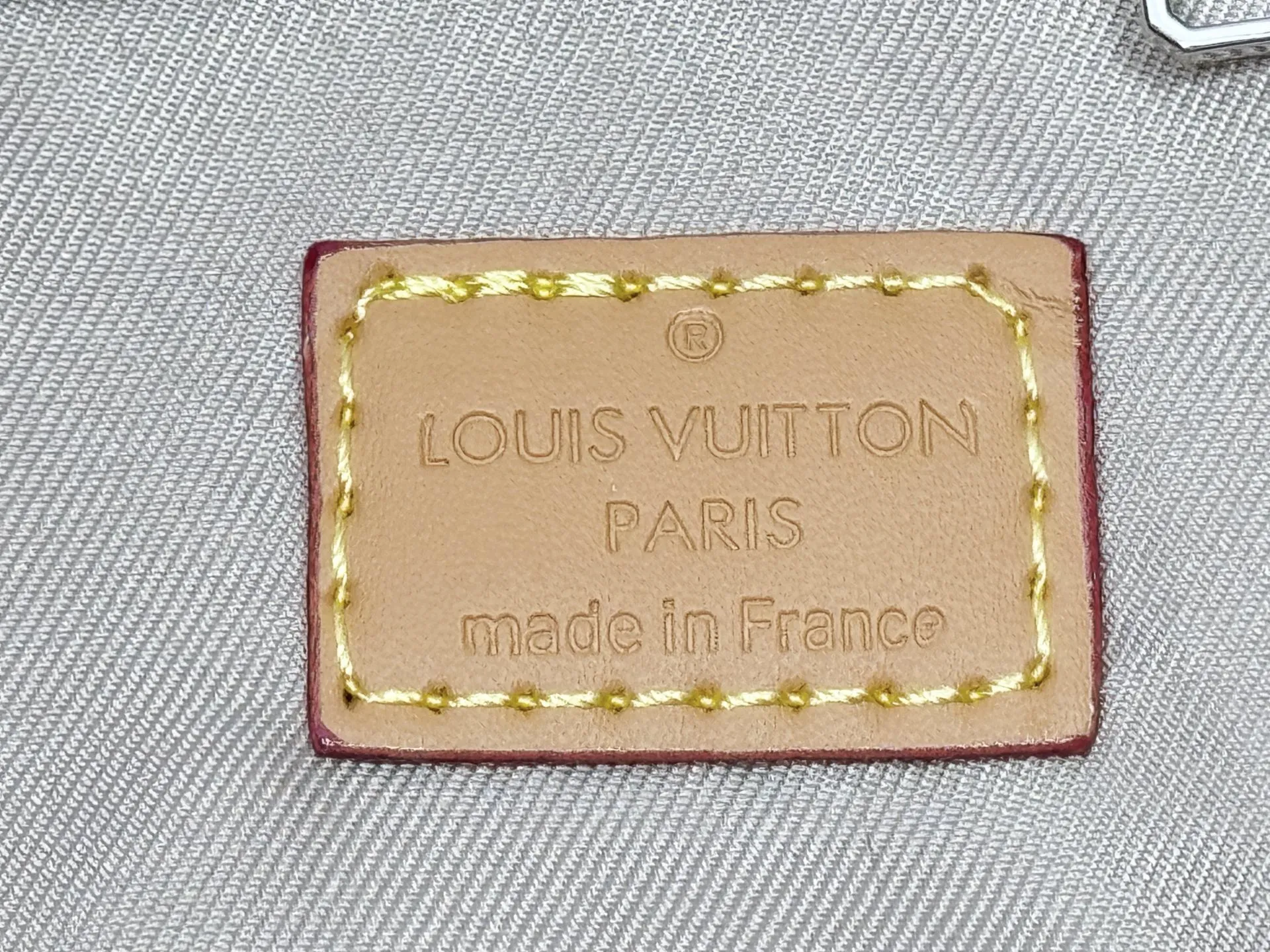 P340 Upgraded original M26864 M26865 M26866 This Keepall Bandoulière 50 travel bag is made of Monogram Heritage canvas dip-dyed in colorful colors, with cowhide trim, leather shoulder straps, removable leather nameplate and cotton lining. The Marque L.Vuitton Déposée logo pays homage to Louis Vuitton’s rich heritage.  29 x 23 x 50 cm (H x W x L) Monogram Heritage coated canvas Cow leather trim Textile lining Metal hardware Carry-on baggage dimensions Double zip closure Padlock Removable name tag Internal zip pocket Handles: Double handles