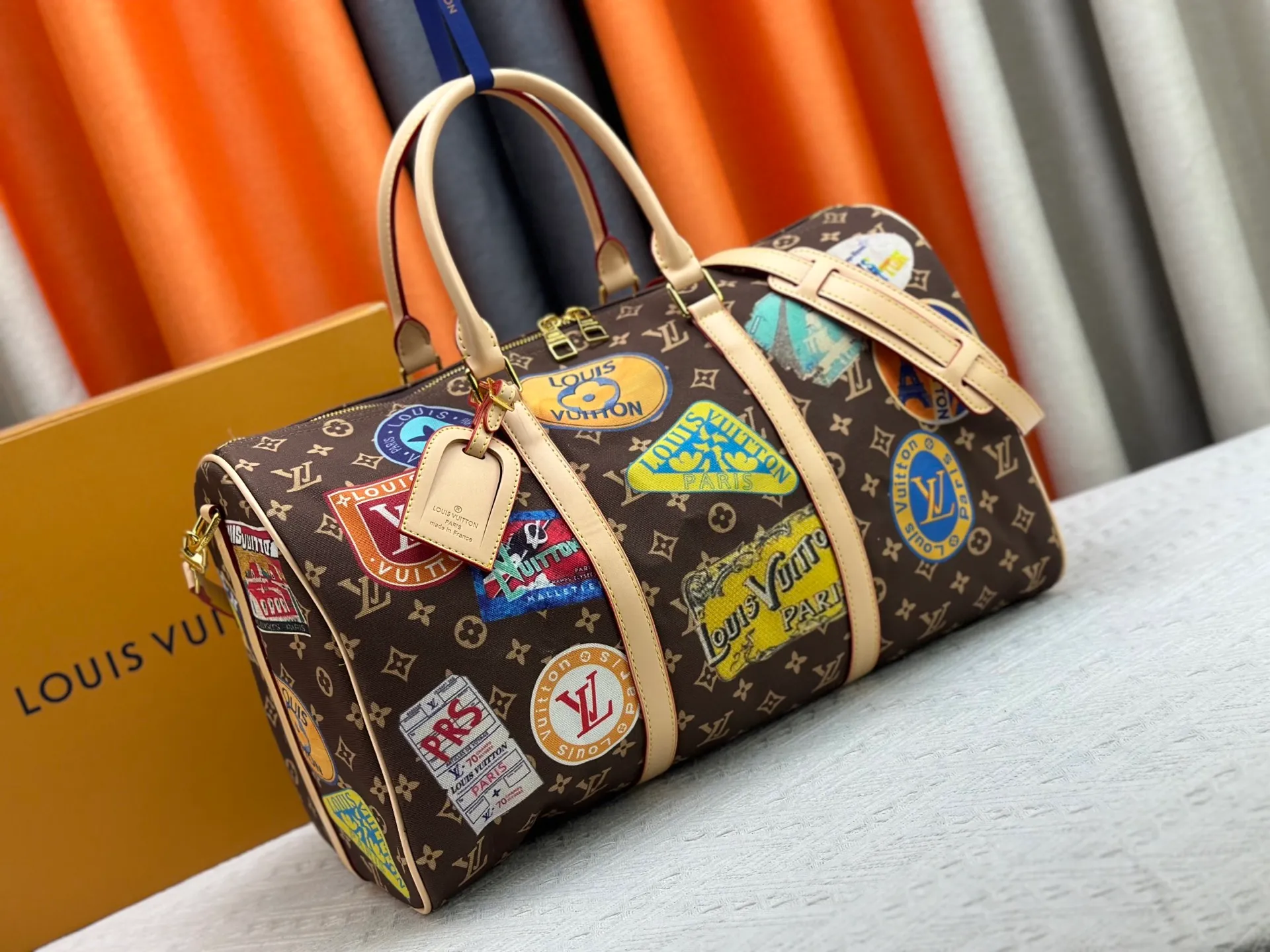 P420 M14736 This Keepall Bandouliere 45 travel bag is dipped in Monogram Dune fabric in soft tones, and then features Louis Vuitton travel stickers and cowhide leather trim to convey a retro style. The top handle and detachable and adjustable shoulder strap allow for flexible carrying, and the compact structure makes it easy to take with you on board the aircraft. Dimensions: 45x27x20 cm