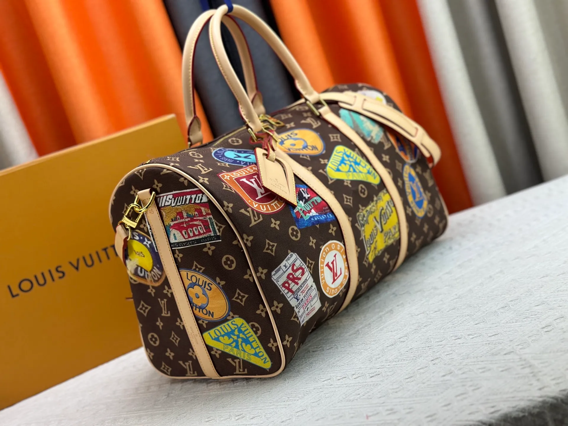 P420 M14736 This Keepall Bandouliere 45 travel bag is dipped in Monogram Dune fabric in soft tones, and then features Louis Vuitton travel stickers and cowhide leather trim to convey a retro style. The top handle and detachable and adjustable shoulder strap allow for flexible carrying, and the compact structure makes it easy to take with you on board the aircraft. Dimensions: 45x27x20 cm