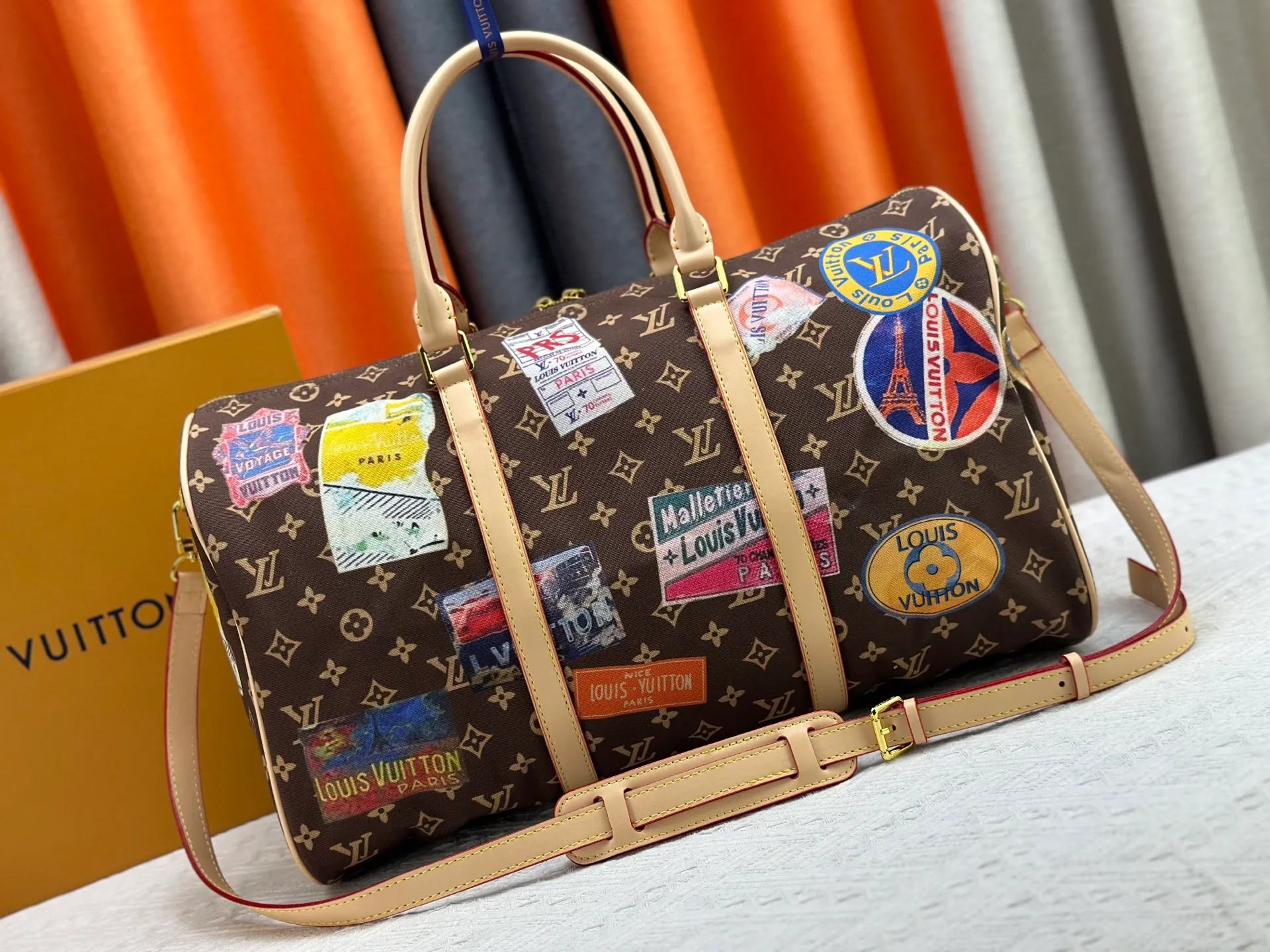 P420 M14736 This Keepall Bandouliere 45 travel bag is dipped in Monogram Dune fabric in soft tones, and then features Louis Vuitton travel stickers and cowhide leather trim to convey a retro style. The top handle and detachable and adjustable shoulder strap allow for flexible carrying, and the compact structure makes it easy to take with you on board the aircraft. Dimensions: 45x27x20 cm