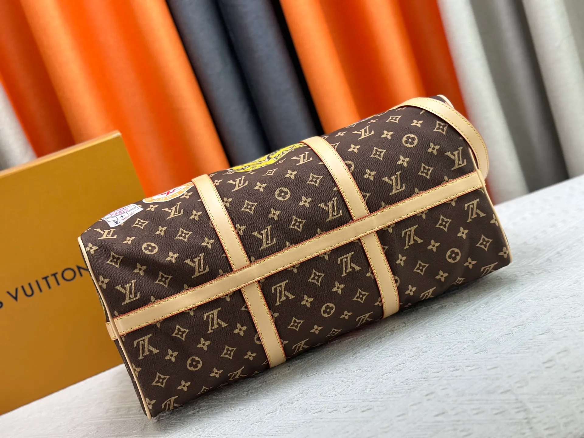 P420 M14736 This Keepall Bandouliere 45 travel bag is dipped in Monogram Dune fabric in soft tones, and then features Louis Vuitton travel stickers and cowhide leather trim to convey a retro style. The top handle and detachable and adjustable shoulder strap allow for flexible carrying, and the compact structure makes it easy to take with you on board the aircraft. Dimensions: 45x27x20 cm