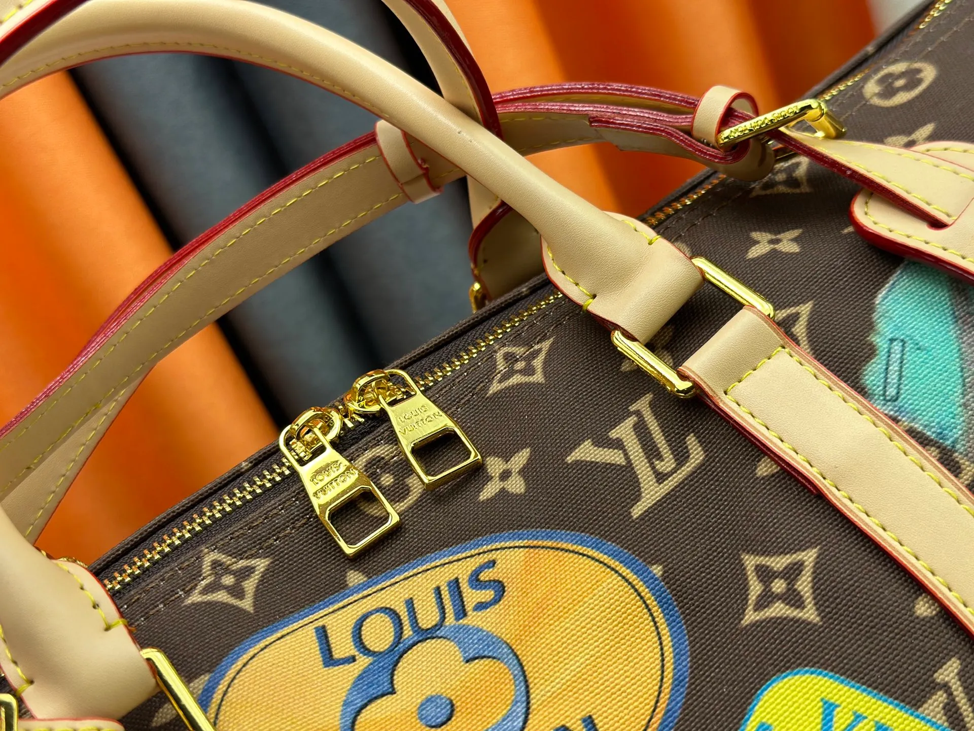 P420 M14736 This Keepall Bandouliere 45 travel bag is dipped in Monogram Dune fabric in soft tones, and then features Louis Vuitton travel stickers and cowhide leather trim to convey a retro style. The top handle and detachable and adjustable shoulder strap allow for flexible carrying, and the compact structure makes it easy to take with you on board the aircraft. Dimensions: 45x27x20 cm