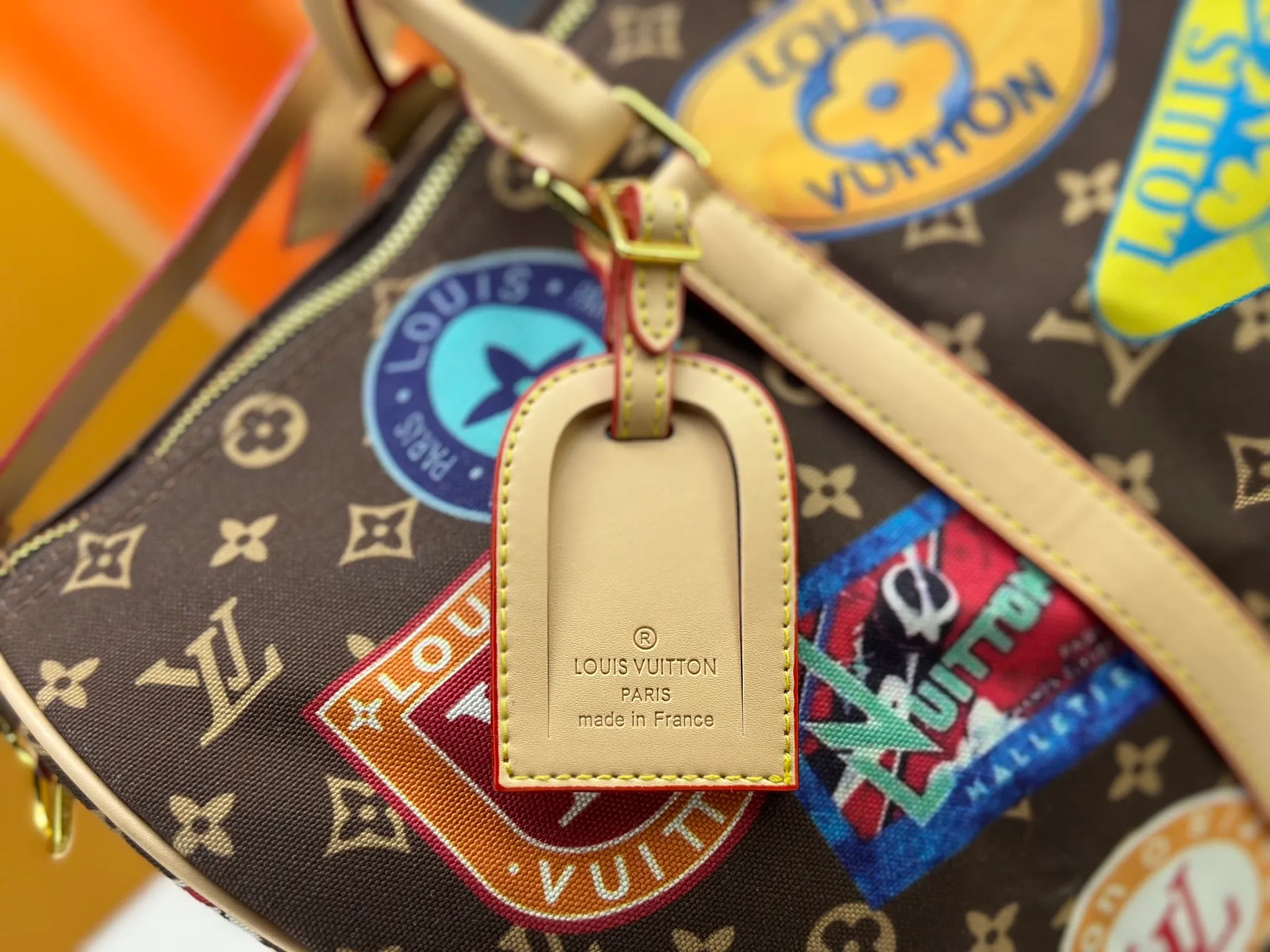P420 M14736 This Keepall Bandouliere 45 travel bag is dipped in Monogram Dune fabric in soft tones, and then features Louis Vuitton travel stickers and cowhide leather trim to convey a retro style. The top handle and detachable and adjustable shoulder strap allow for flexible carrying, and the compact structure makes it easy to take with you on board the aircraft. Dimensions: 45x27x20 cm
