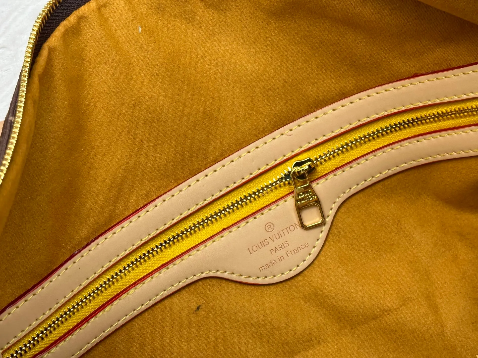 P420 M14736 This Keepall Bandouliere 45 travel bag is dipped in Monogram Dune fabric in soft tones, and then features Louis Vuitton travel stickers and cowhide leather trim to convey a retro style. The top handle and detachable and adjustable shoulder strap allow for flexible carrying, and the compact structure makes it easy to take with you on board the aircraft. Dimensions: 45x27x20 cm