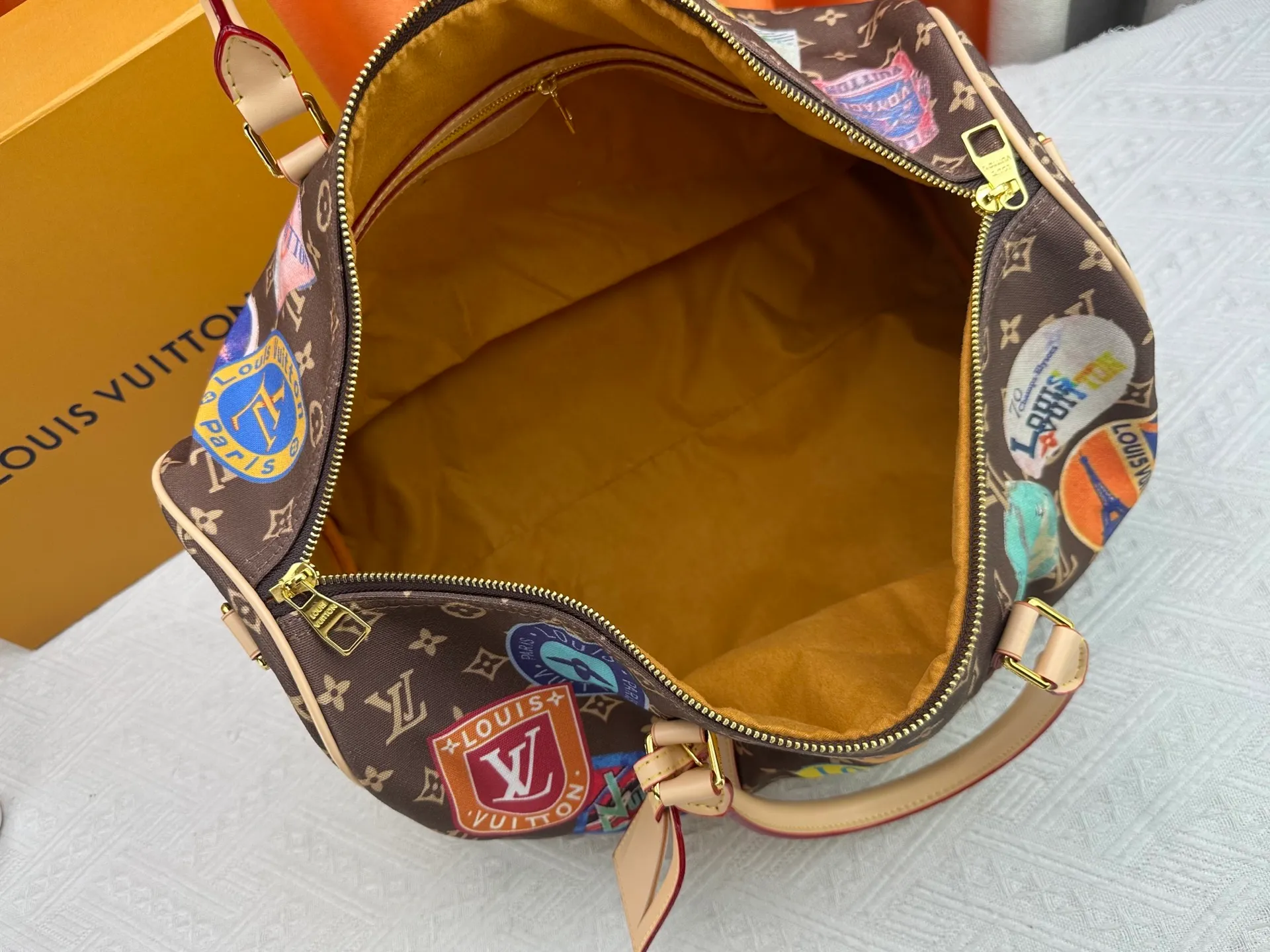 P420 M14736 This Keepall Bandouliere 45 travel bag is dipped in Monogram Dune fabric in soft tones, and then features Louis Vuitton travel stickers and cowhide leather trim to convey a retro style. The top handle and detachable and adjustable shoulder strap allow for flexible carrying, and the compact structure makes it easy to take with you on board the aircraft. Dimensions: 45x27x20 cm