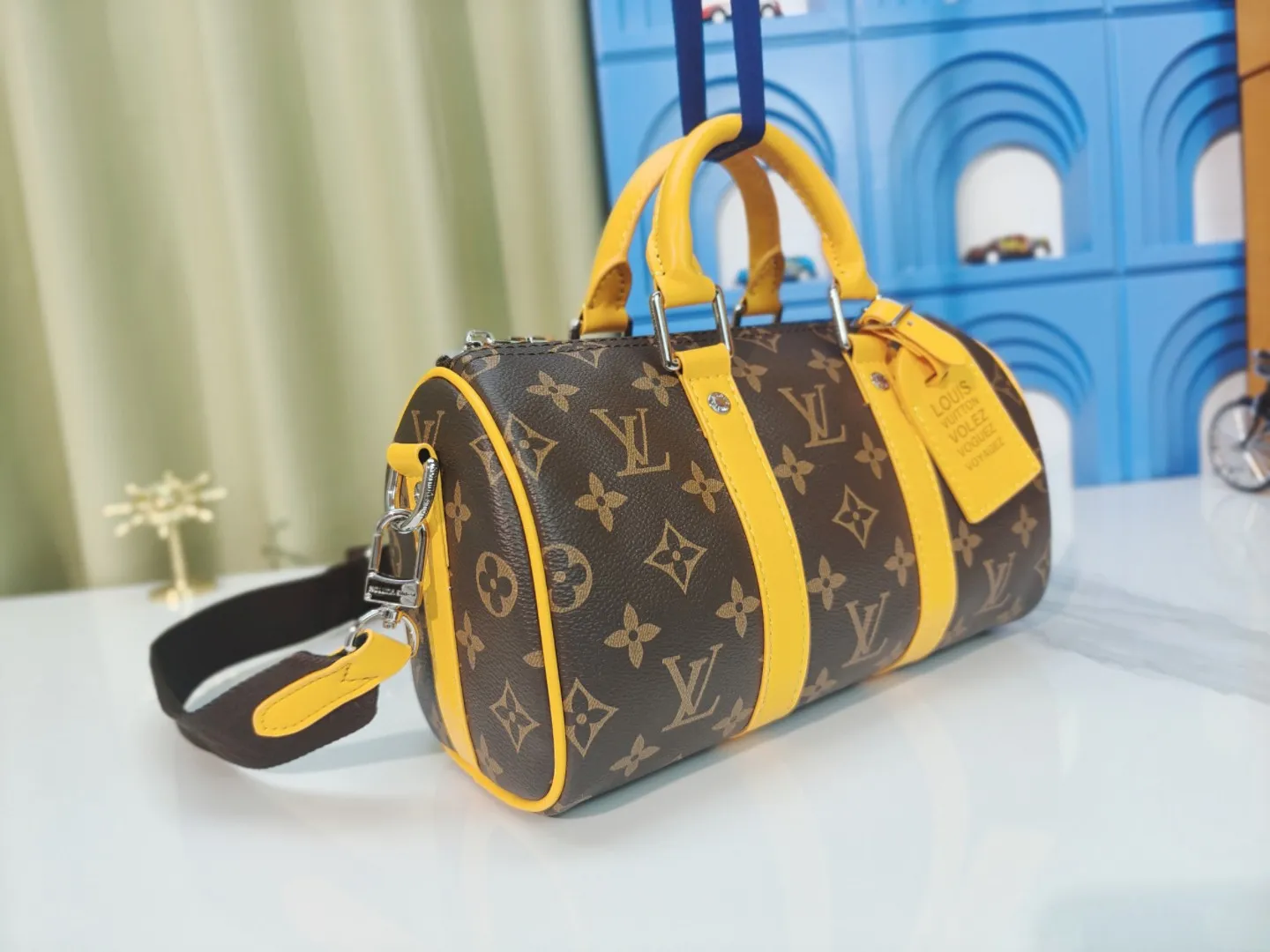 P260 upgraded original version M12609 presbyopic yellow, presbyopic blue, M11595 gradient gray, M20900 This Keepall 25 handbag is made of Monogram Eclipse Reverse canvas, showing an elegant reinterpretation of Louis Vuitton's classic pattern. Reinforced straps and leather name tags are signature elements of the Keepall collection, while a zipper closure keeps personal items safe and secure. Dimensions: 25.0 x 15.0 x 11.0 cm (length x height x width)