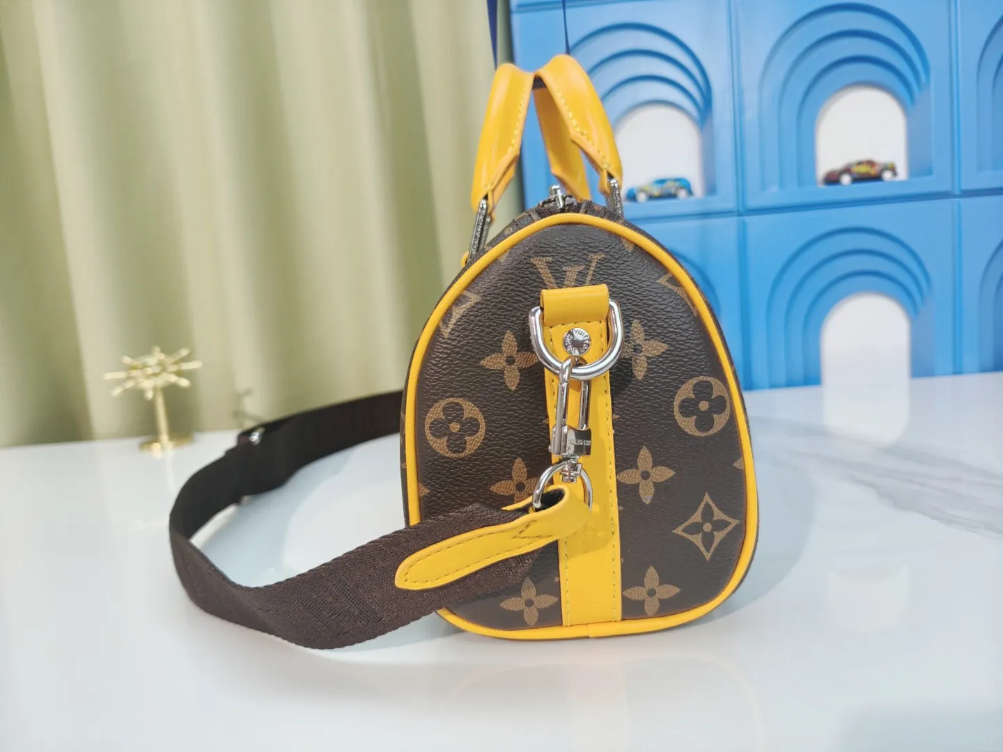 P260 upgraded original version M12609 presbyopic yellow, presbyopic blue, M11595 gradient gray, M20900 This Keepall 25 handbag is made of Monogram Eclipse Reverse canvas, showing an elegant reinterpretation of Louis Vuitton's classic pattern. Reinforced straps and leather name tags are signature elements of the Keepall collection, while a zipper closure keeps personal items safe and secure. Dimensions: 25.0 x 15.0 x 11.0 cm (length x height x width)