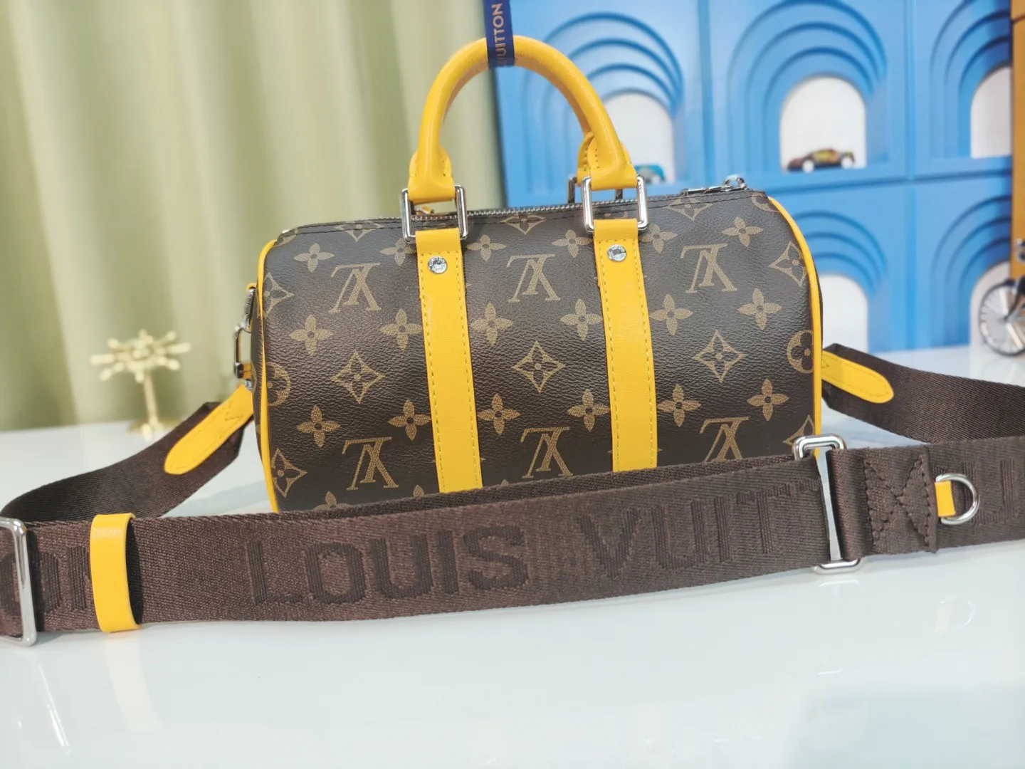 P260 upgraded original version M12609 presbyopic yellow, presbyopic blue, M11595 gradient gray, M20900 This Keepall 25 handbag is made of Monogram Eclipse Reverse canvas, showing an elegant reinterpretation of Louis Vuitton's classic pattern. Reinforced straps and leather name tags are signature elements of the Keepall collection, while a zipper closure keeps personal items safe and secure. Dimensions: 25.0 x 15.0 x 11.0 cm (length x height x width)
