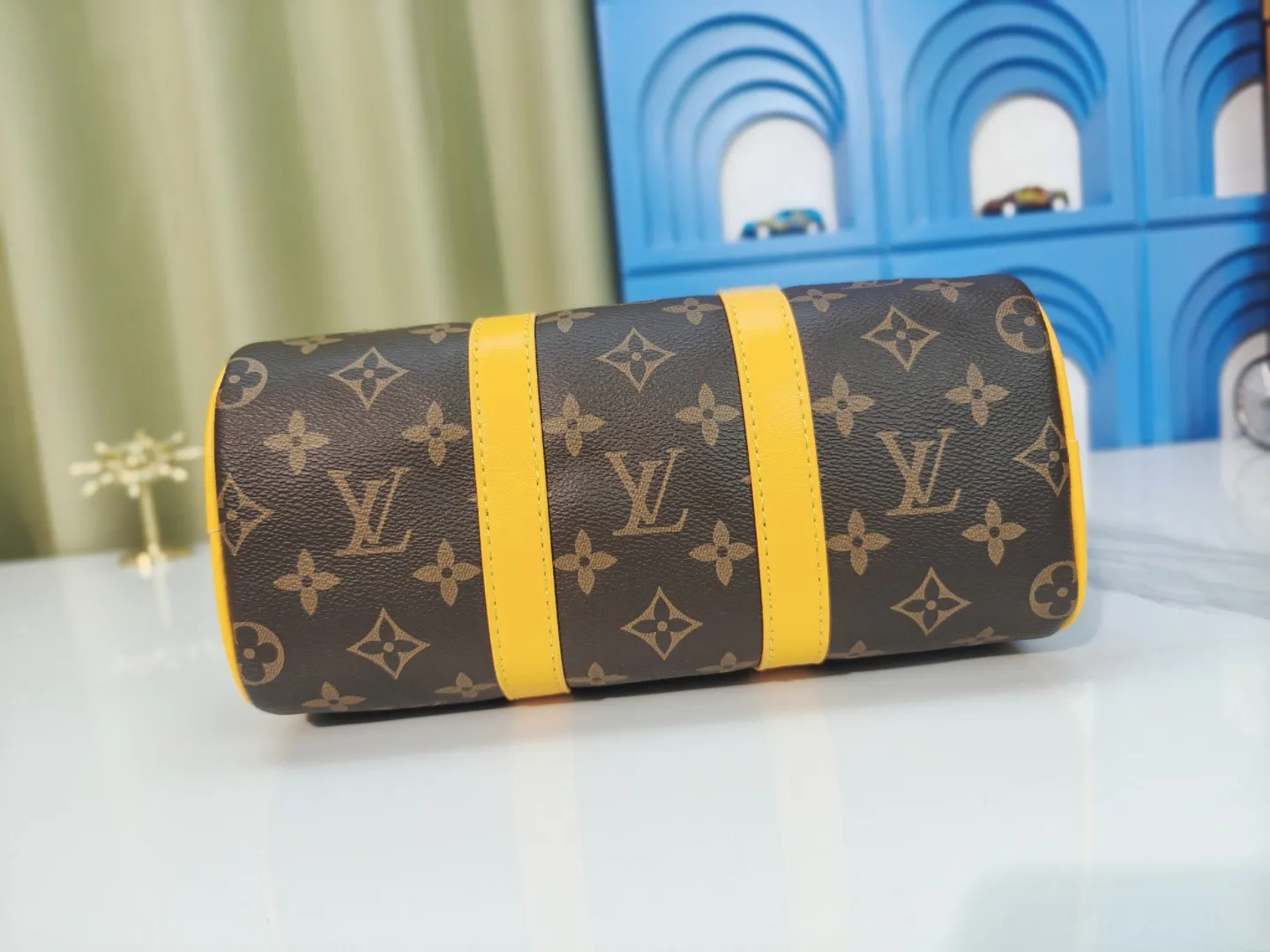 P260 upgraded original version M12609 presbyopic yellow, presbyopic blue, M11595 gradient gray, M20900 This Keepall 25 handbag is made of Monogram Eclipse Reverse canvas, showing an elegant reinterpretation of Louis Vuitton's classic pattern. Reinforced straps and leather name tags are signature elements of the Keepall collection, while a zipper closure keeps personal items safe and secure. Dimensions: 25.0 x 15.0 x 11.0 cm (length x height x width)