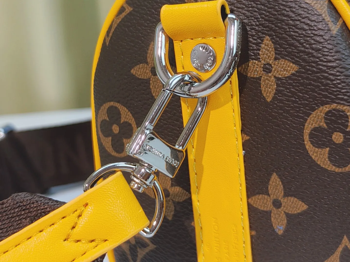 P260 upgraded original version M12609 presbyopic yellow, presbyopic blue, M11595 gradient gray, M20900 This Keepall 25 handbag is made of Monogram Eclipse Reverse canvas, showing an elegant reinterpretation of Louis Vuitton's classic pattern. Reinforced straps and leather name tags are signature elements of the Keepall collection, while a zipper closure keeps personal items safe and secure. Dimensions: 25.0 x 15.0 x 11.0 cm (length x height x width)