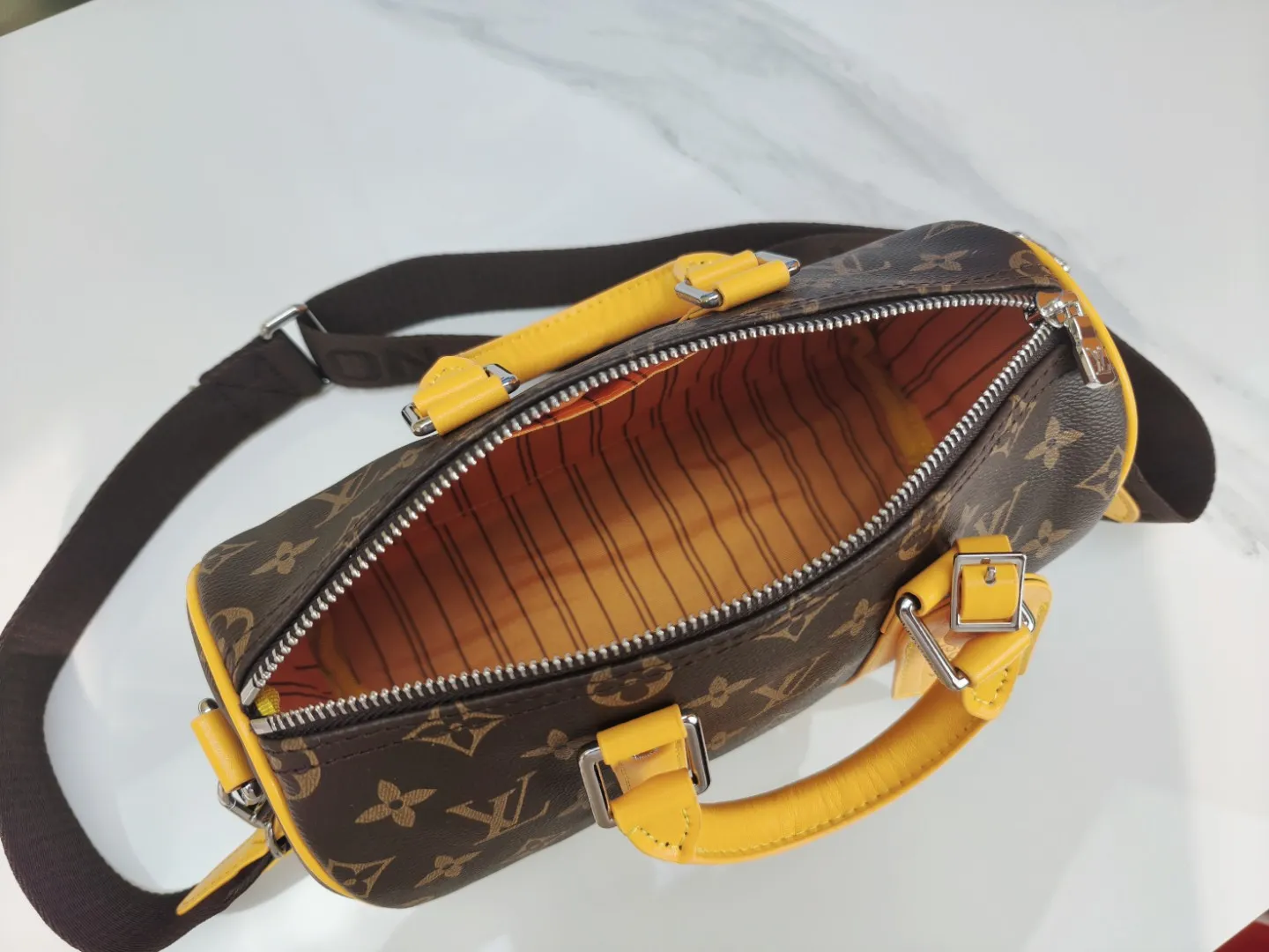 P260 upgraded original version M12609 presbyopic yellow, presbyopic blue, M11595 gradient gray, M20900 This Keepall 25 handbag is made of Monogram Eclipse Reverse canvas, showing an elegant reinterpretation of Louis Vuitton's classic pattern. Reinforced straps and leather name tags are signature elements of the Keepall collection, while a zipper closure keeps personal items safe and secure. Dimensions: 25.0 x 15.0 x 11.0 cm (length x height x width)