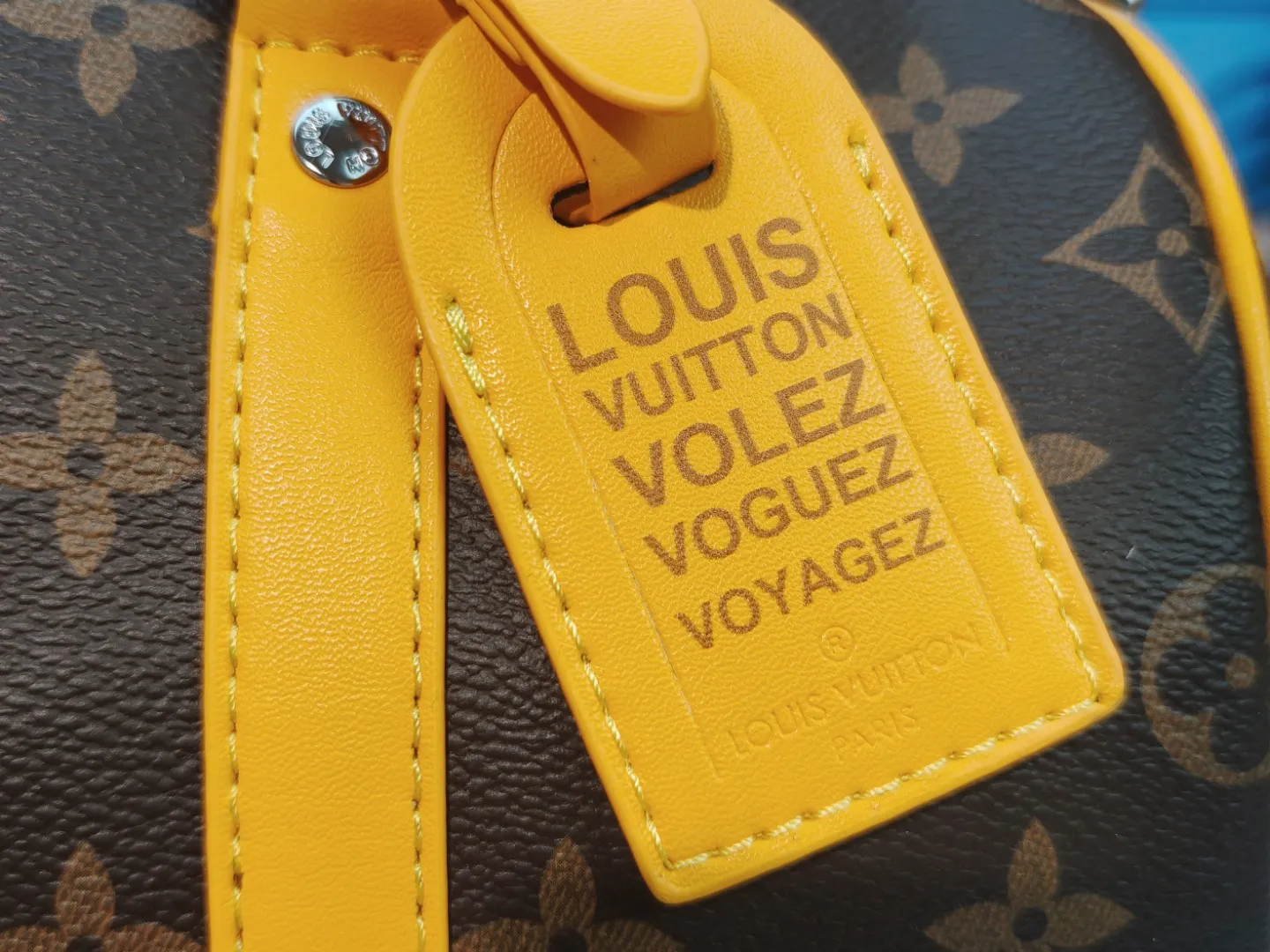 P260 upgraded original version M12609 presbyopic yellow, presbyopic blue, M11595 gradient gray, M20900 This Keepall 25 handbag is made of Monogram Eclipse Reverse canvas, showing an elegant reinterpretation of Louis Vuitton's classic pattern. Reinforced straps and leather name tags are signature elements of the Keepall collection, while a zipper closure keeps personal items safe and secure. Dimensions: 25.0 x 15.0 x 11.0 cm (length x height x width)
