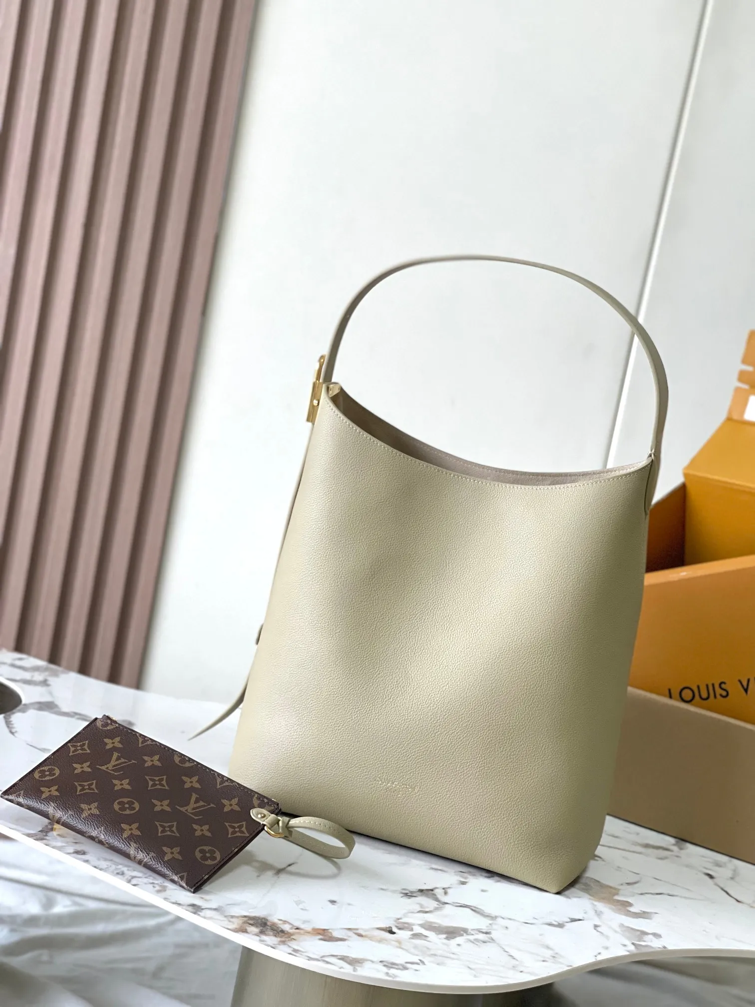 p3000 [Special grade MB chip version original leather] [Low Key Hobo medium handbag] is made of soft cow leather to outline simple and elegant lines, and is paired with suede lining to release a trendy atmosphere, showing the brand's exquisite craftsmanship. Model: M24988 Matcha Green Dynamic Chip Version Material: Grade A all-steel hardware, imported original fabric Packaging: Full set of original duty-free MB packaging Size: 31*35*18