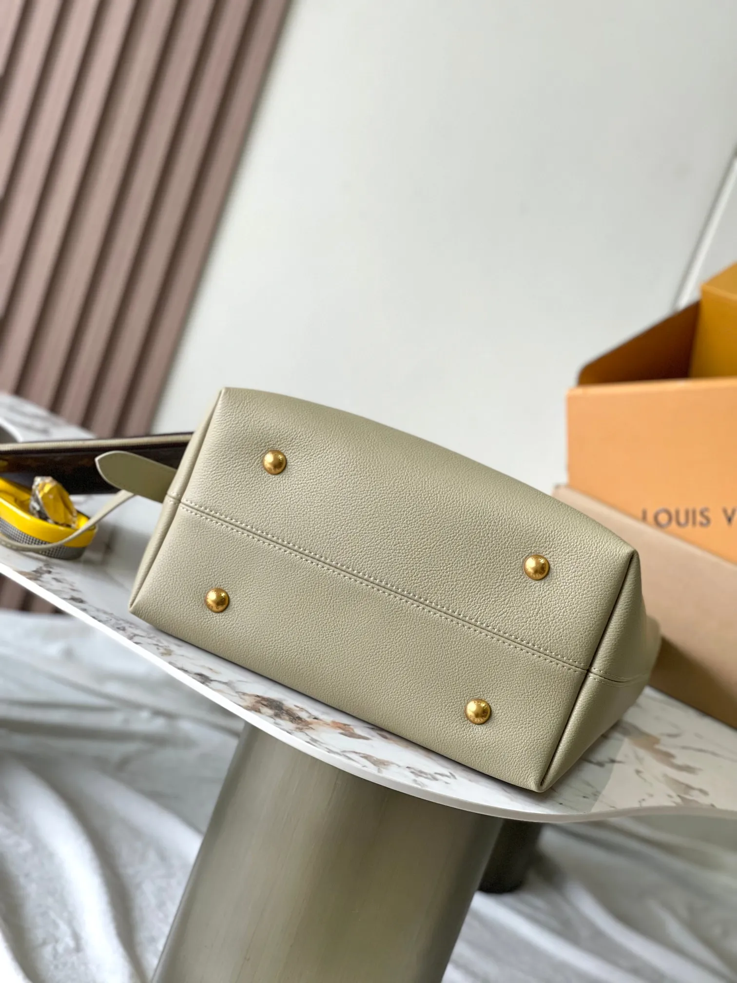 p3000 [Special grade MB chip version original leather] [Low Key Hobo medium handbag] is made of soft cow leather to outline simple and elegant lines, and is paired with suede lining to release a trendy atmosphere, showing the brand's exquisite craftsmanship. Model: M24988 Matcha Green Dynamic Chip Version Material: Grade A all-steel hardware, imported original fabric Packaging: Full set of original duty-free MB packaging Size: 31*35*18
