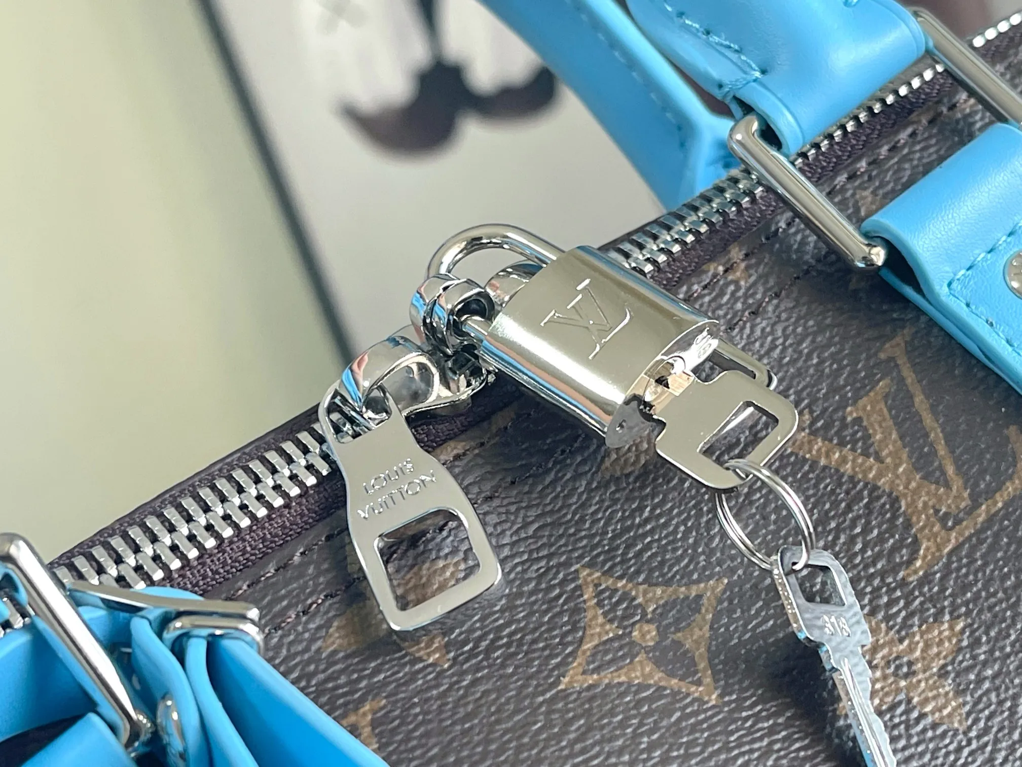 💰1140 Top Original M12634 Yellow M12633 Dark Blue M12629 Light Blue M12630 Dark Green Top Original This Keepall Bandoulière 50 travel bag is made of Monogram Macassar canvas, which simultaneously renders bright colors for the side straps, nameplate, fabric lining and top leather handle. The size of your carry-on luggage hides plenty of space. 50.0 x 29.0 x 23.0 cm (L x H x W) • Monogram Macassar coated canvas • Cow leather trim • Textile lining • Metal hardware • Carry-on dimensions • Double zipper closure • Padlock • Removable name tag • Internal zip pocket • Shoulder strap: removable, adjustable • Half-length strap: 36.0 cm • Half-length strap adjustable to: 50.0 cm • Handle: Double handle