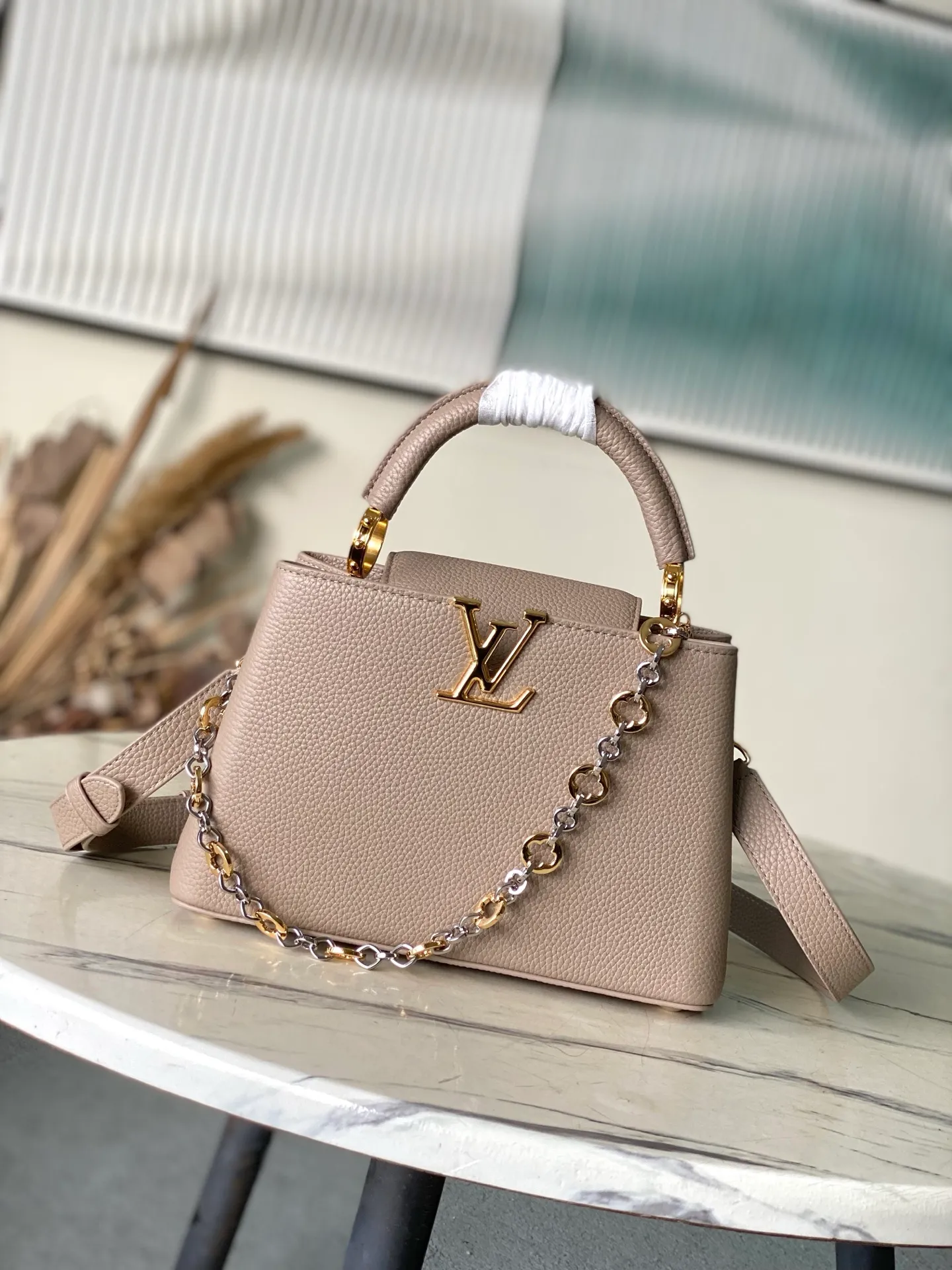 💰2380 "Special Grade Original Leather" M12935 Elephant Gray Small Size This Capucines BB handbag is made of flexible Taurillon cow leather. It uses jewelry-style double-plated chains and Monogram floral elements to highlight the identity of the Chain On You series. The flip cover can be placed on both the inside and outside. The ample structure and multiple inner pockets are convenient for storing daily needs. The rounded V letter adds an ingenious detail. Dimensions: 27 × 18 × 9 cm