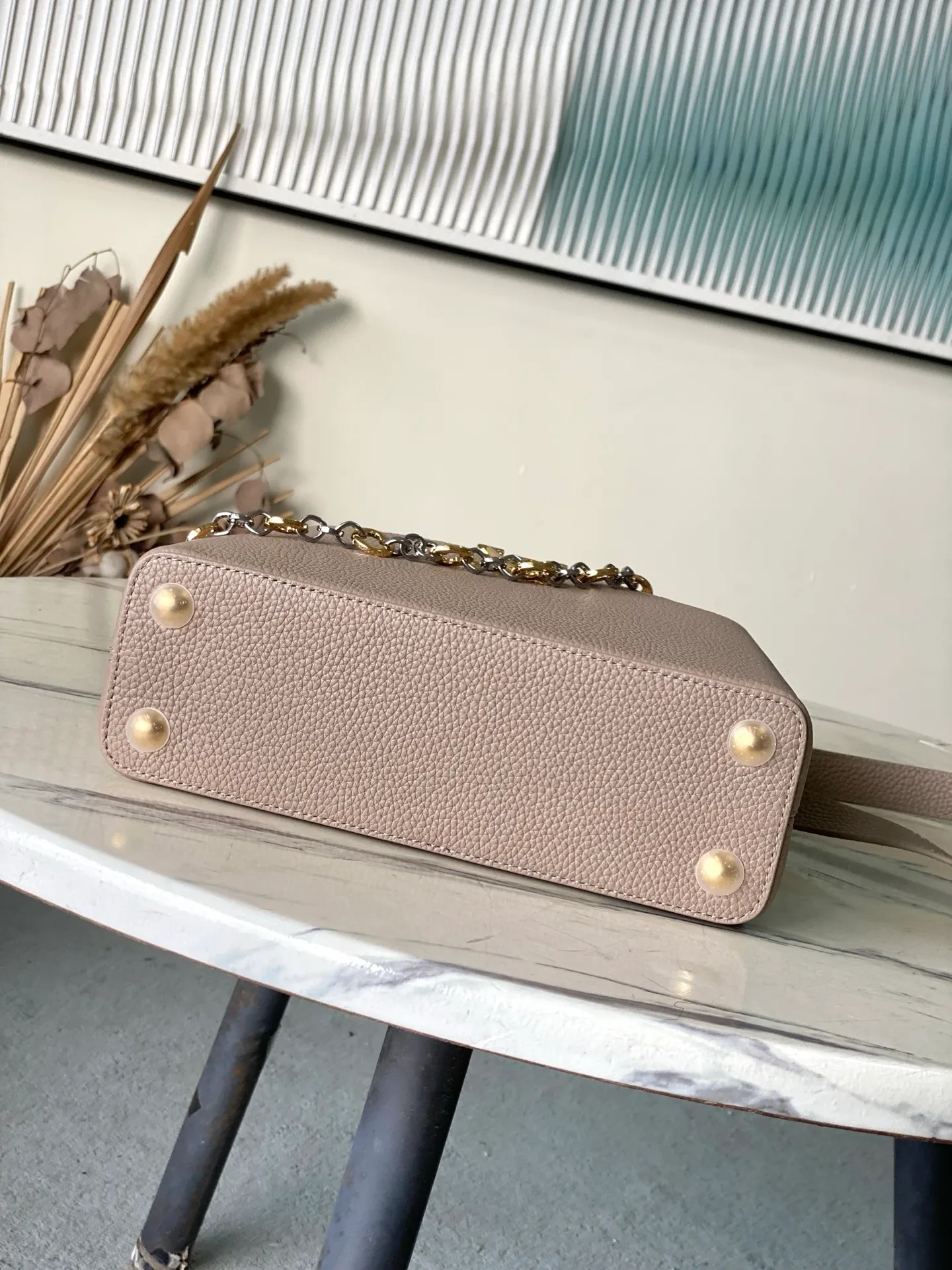 💰2380 "Special Grade Original Leather" M12935 Elephant Gray Small Size This Capucines BB handbag is made of flexible Taurillon cow leather. It uses jewelry-style double-plated chains and Monogram floral elements to highlight the identity of the Chain On You series. The flip cover can be placed on both the inside and outside. The ample structure and multiple inner pockets are convenient for storing daily needs. The rounded V letter adds an ingenious detail. Dimensions: 27 × 18 × 9 cm