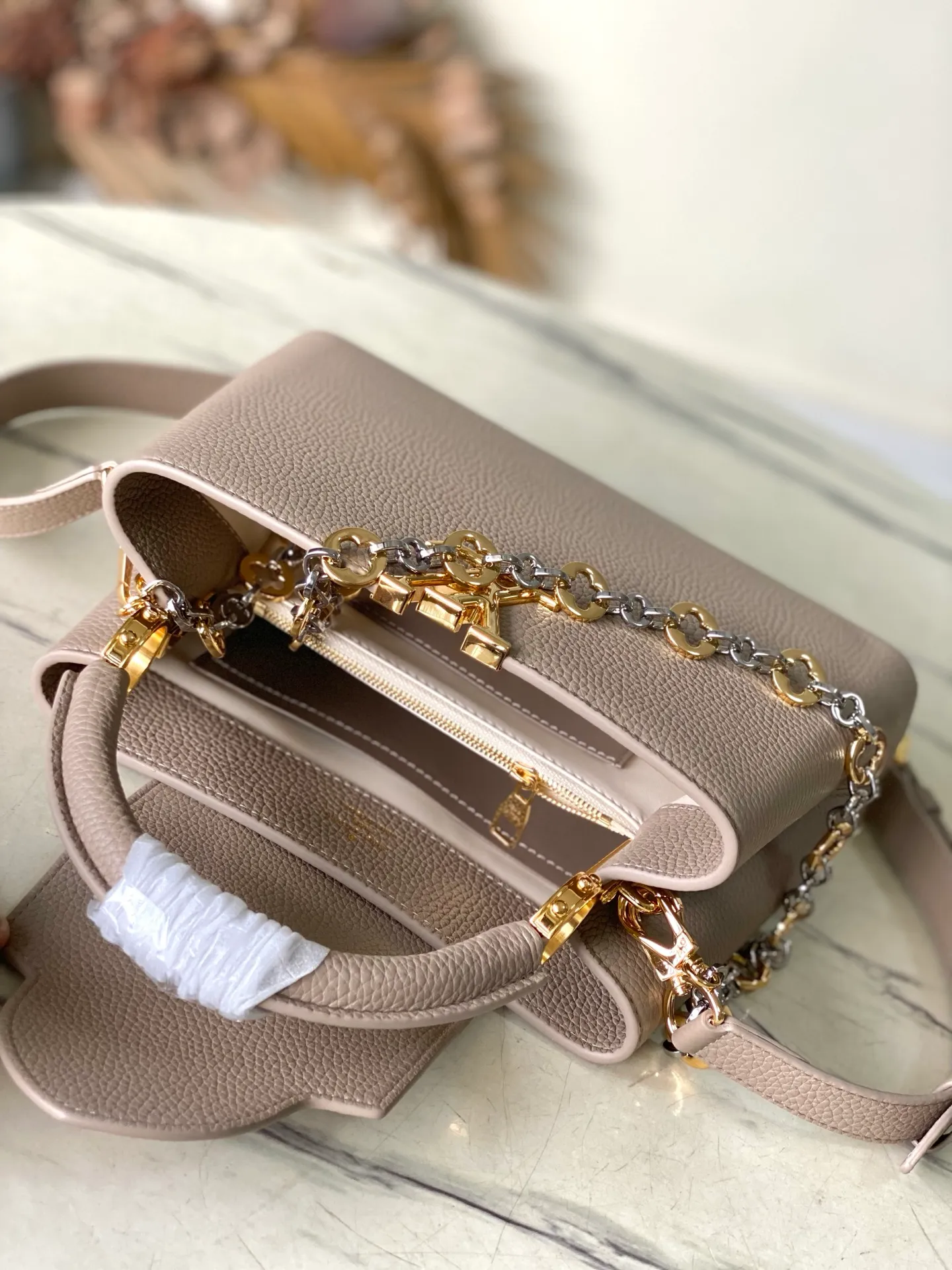 💰2380 "Special Grade Original Leather" M12935 Elephant Gray Small Size This Capucines BB handbag is made of flexible Taurillon cow leather. It uses jewelry-style double-plated chains and Monogram floral elements to highlight the identity of the Chain On You series. The flip cover can be placed on both the inside and outside. The ample structure and multiple inner pockets are convenient for storing daily needs. The rounded V letter adds an ingenious detail. Dimensions: 27 × 18 × 9 cm