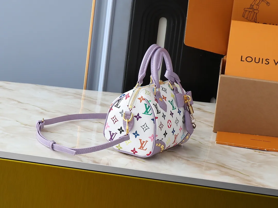 💰280💰Upgraded original crocodile pattern M58953 M46234 M46222 Speedy Bandoulière 20 handbag is made of soft coated canvas, and the full-length Monogram pattern is traced in colorful rainbow tones, highlighting the smart style of the Louis Vuitton x Murakami reissue series. The Toron handle and detachable shoulder strap are constructed of cow leather, the metal corners recall classic luggage elements, and the bow-shaped key bag and padlock add brand touches. Dimensions: 20.5 x 13.5 x 12.0 cm (length x height x width)