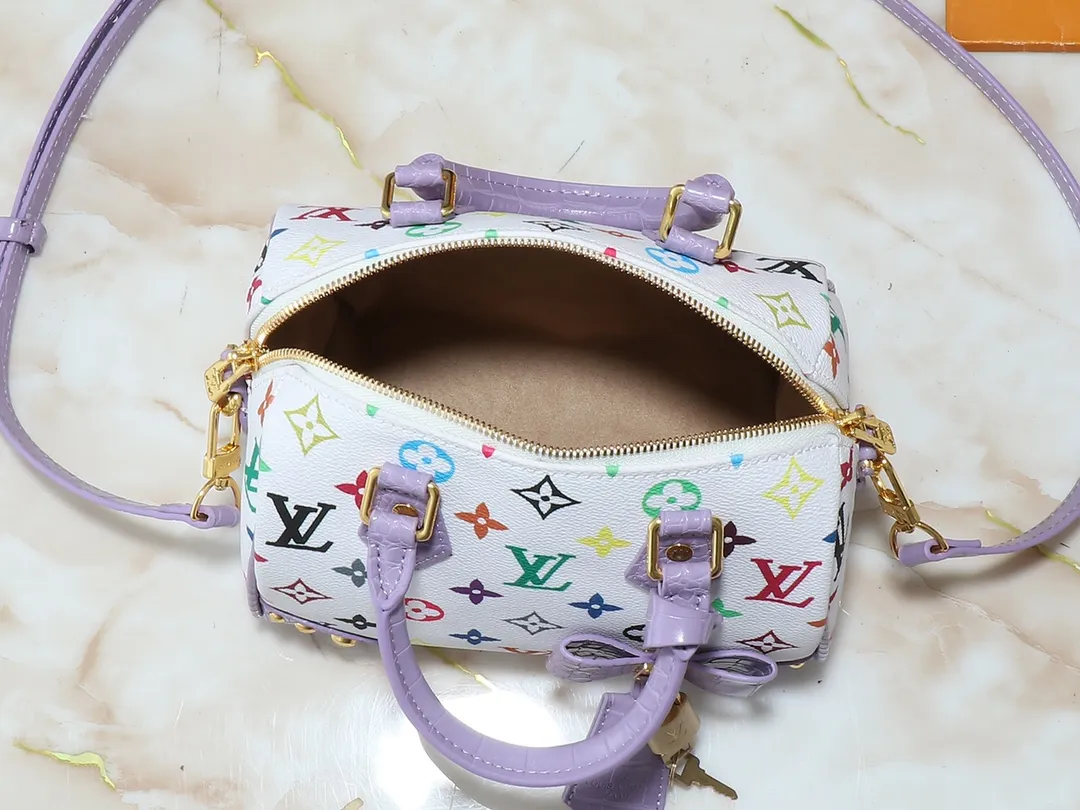 💰280💰Upgraded original crocodile pattern M58953 M46234 M46222 Speedy Bandoulière 20 handbag is made of soft coated canvas, and the full-length Monogram pattern is traced in colorful rainbow tones, highlighting the smart style of the Louis Vuitton x Murakami reissue series. The Toron handle and detachable shoulder strap are constructed of cow leather, the metal corners recall classic luggage elements, and the bow-shaped key bag and padlock add brand touches. Dimensions: 20.5 x 13.5 x 12.0 cm (length x height x width)
